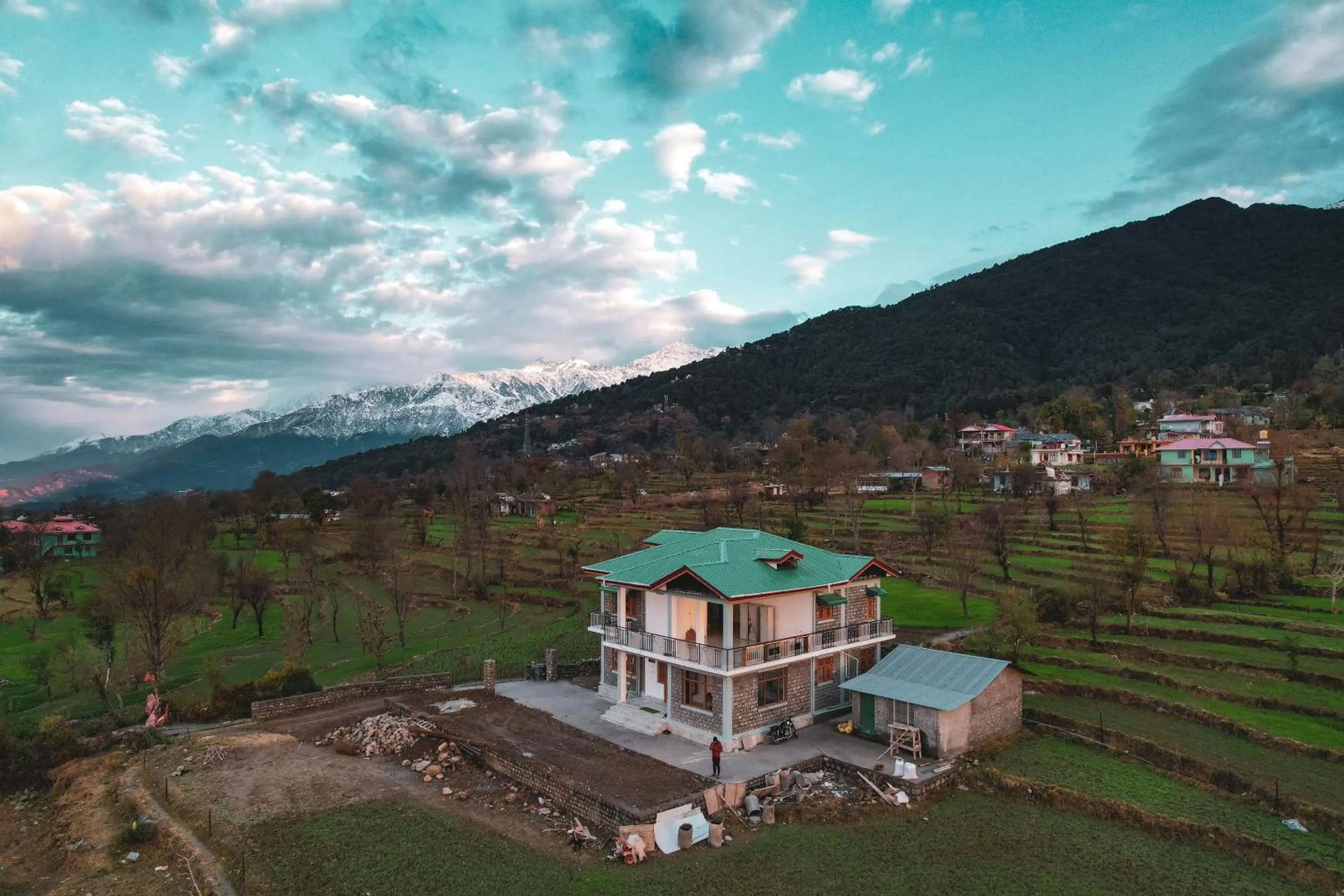 Property building in Flashpackers Bir - Rooms & Dorms