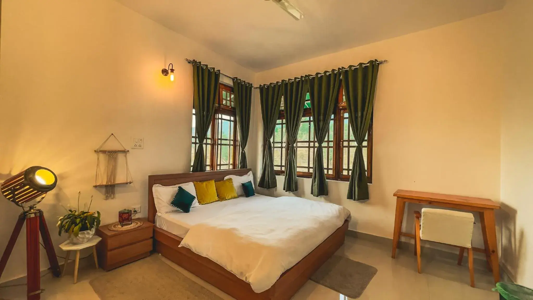 Double Room with Mountain View - single occupancy in Flashpackers Bir - Rooms & Dorms Double Room with Mountain View - single occupancy in Flashpackers Bir - Rooms & Dorms
