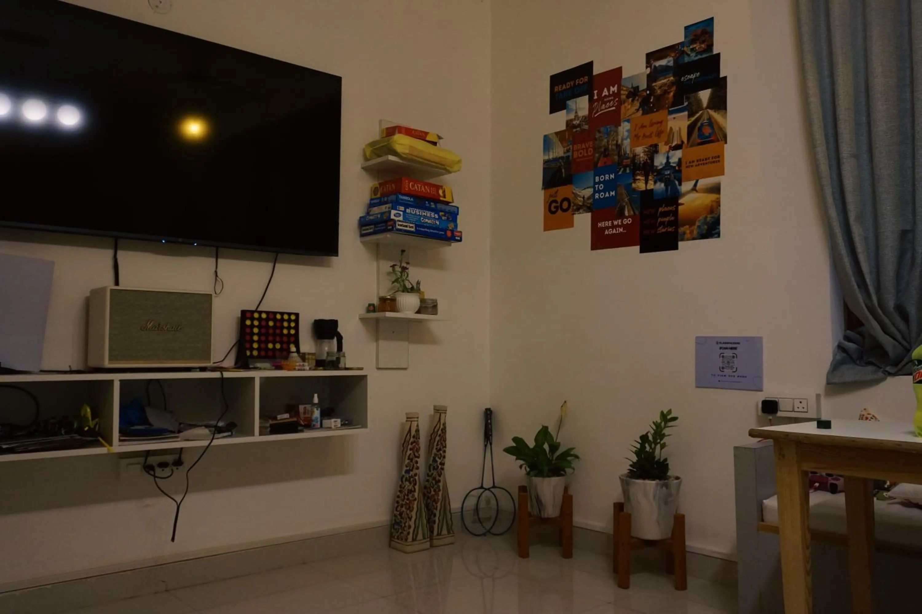 Communal lounge/ TV room in Flashpackers Bir - Rooms & Dorms