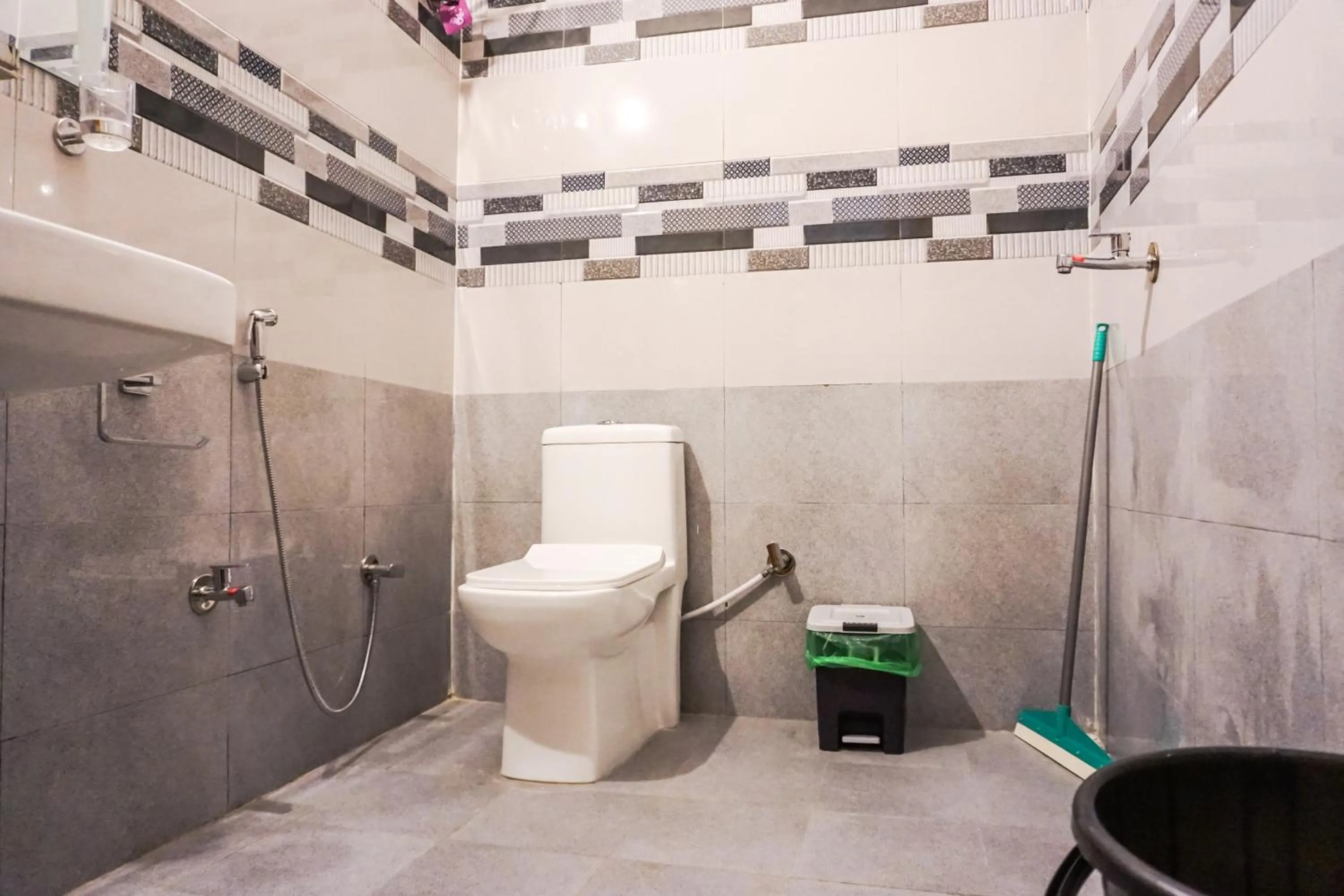 Toilet in Flashpackers Bir - Rooms & Dorms