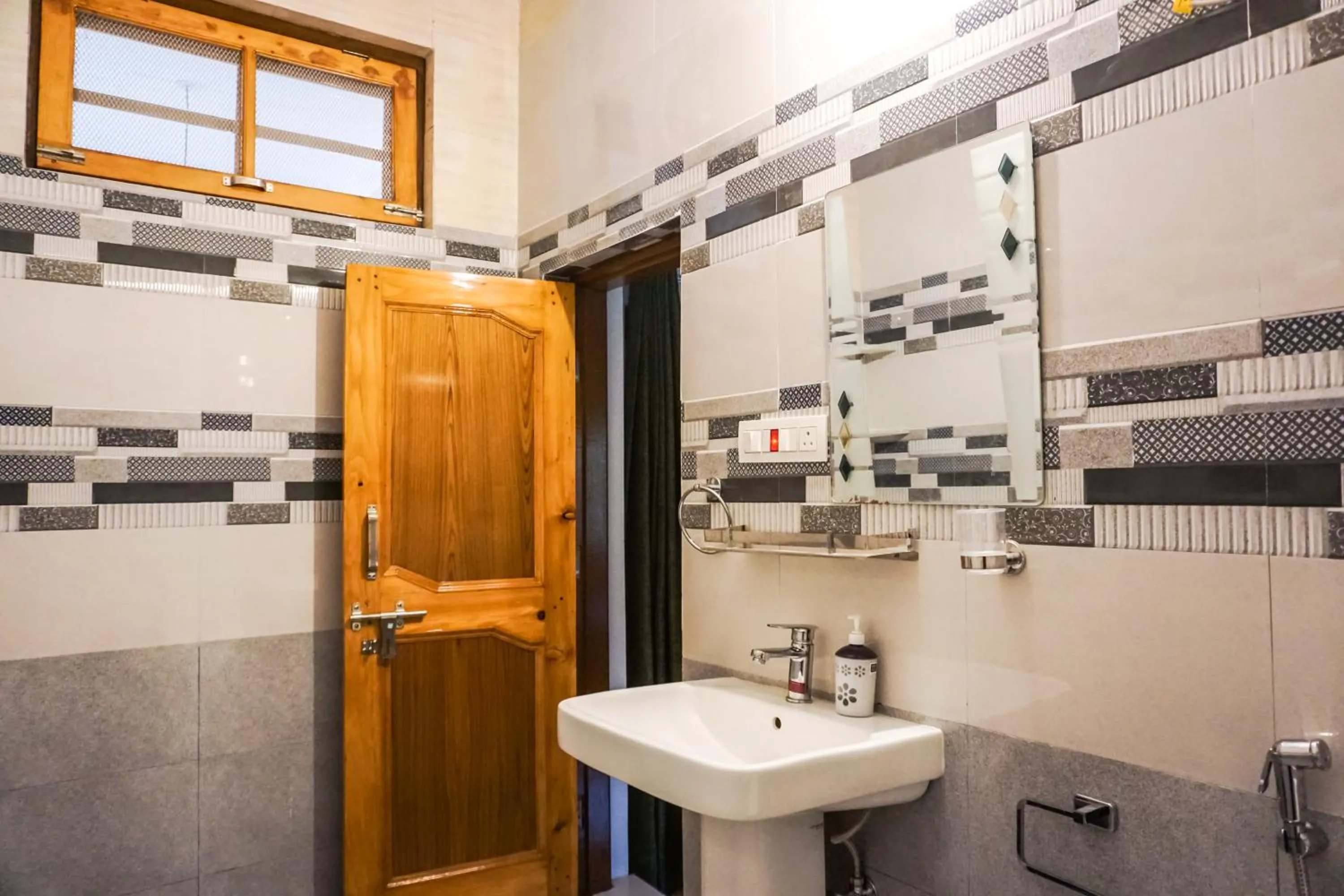 Bathroom in Flashpackers Bir - Rooms & Dorms