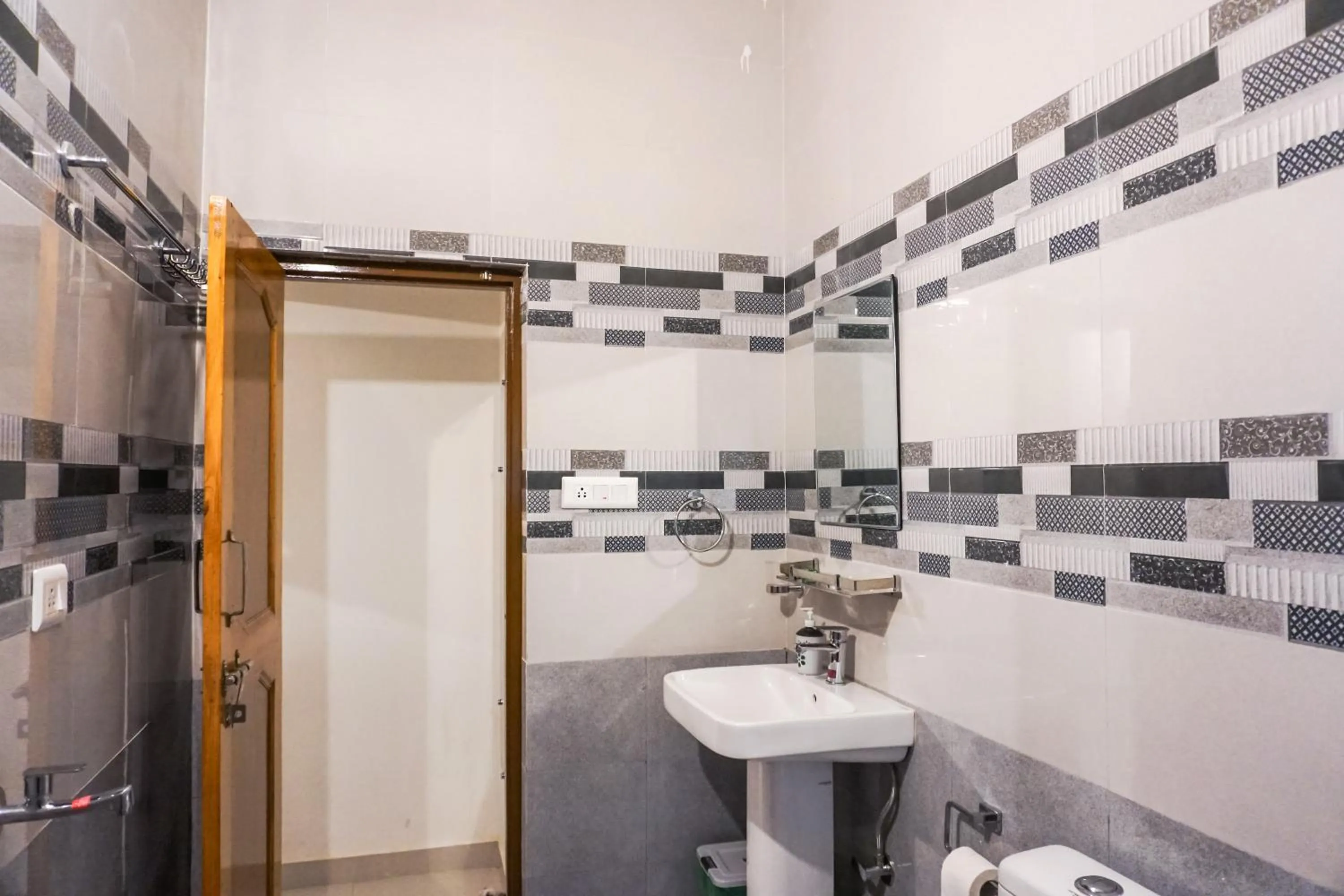 Shower in Flashpackers Bir - Rooms & Dorms