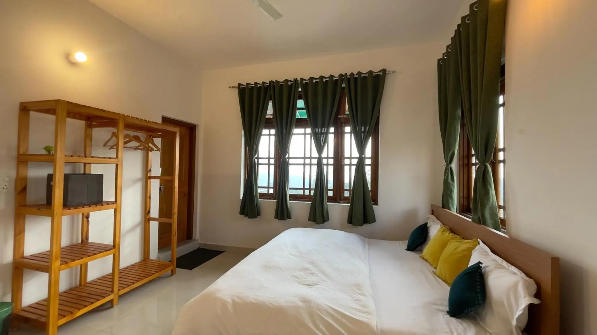 Bedroom, Bed in Flashpackers Bir - Rooms & Dorms