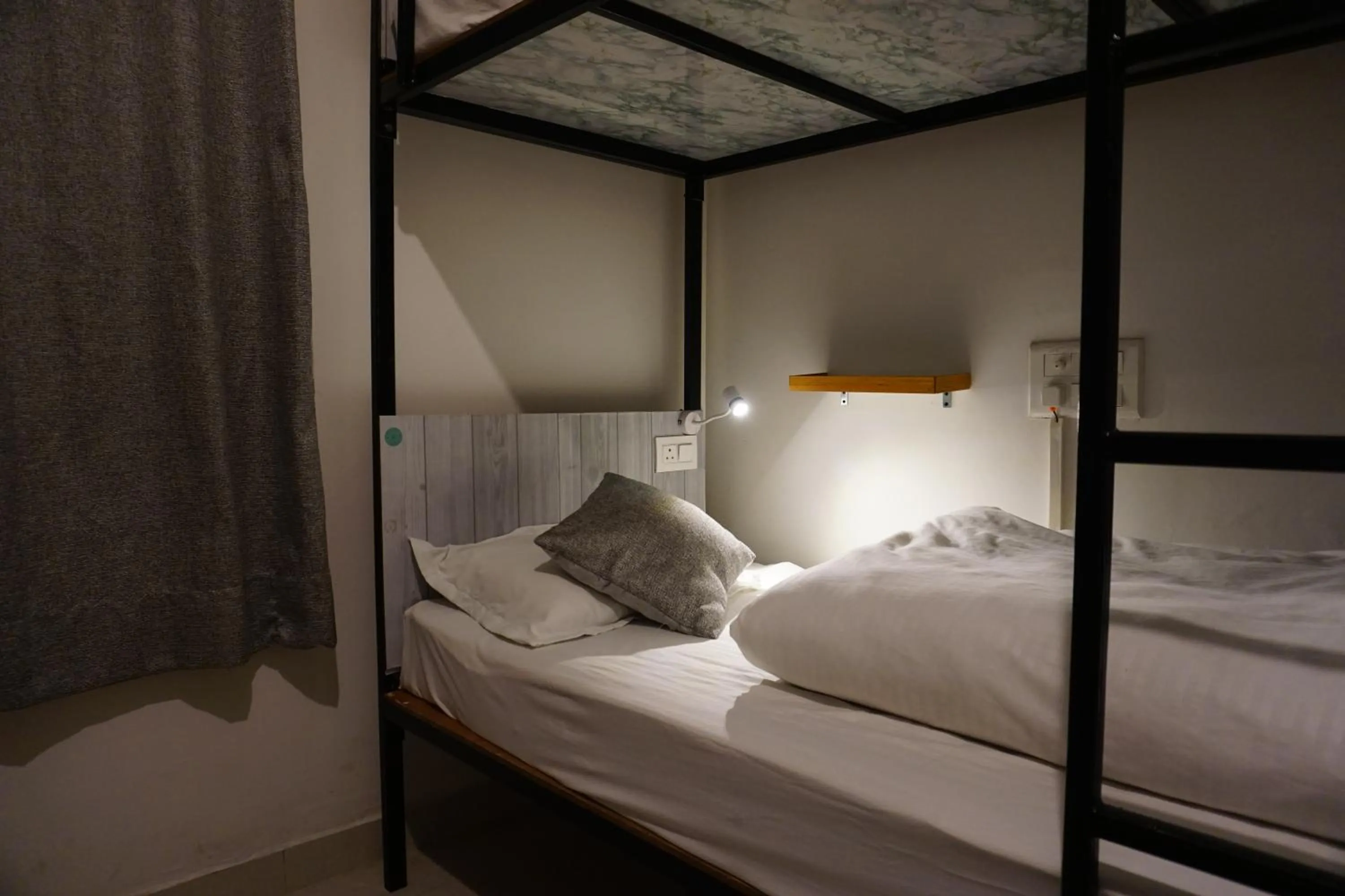 Bed in Flashpackers Bir - Rooms & Dorms