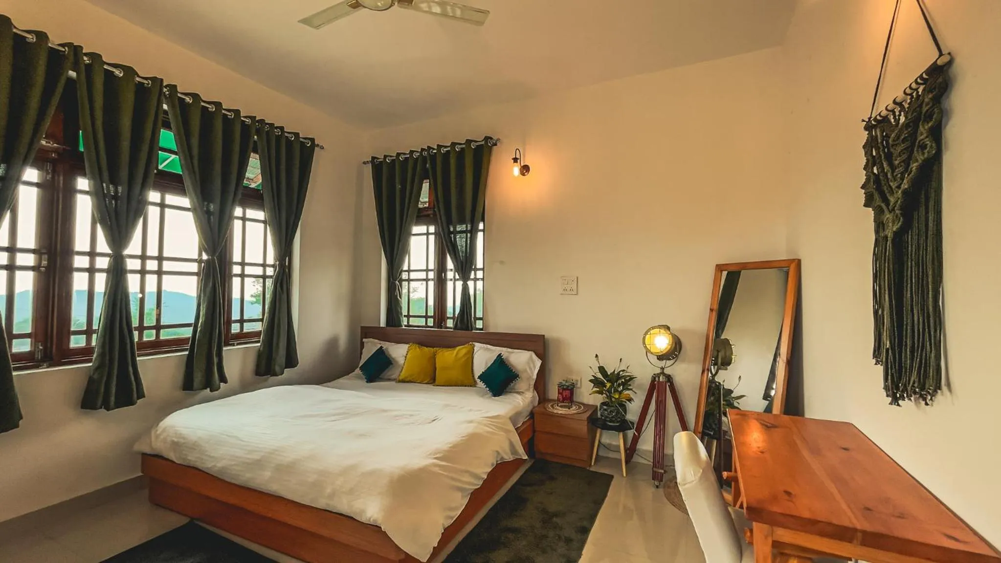 Bedroom, Bed in Flashpackers Bir - Rooms & Dorms