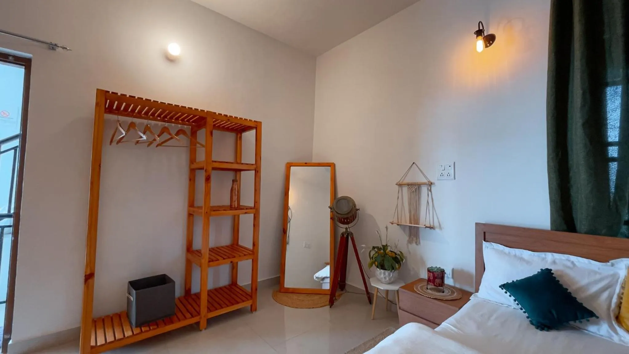 Bedroom, Bed in Flashpackers Bir - Rooms & Dorms