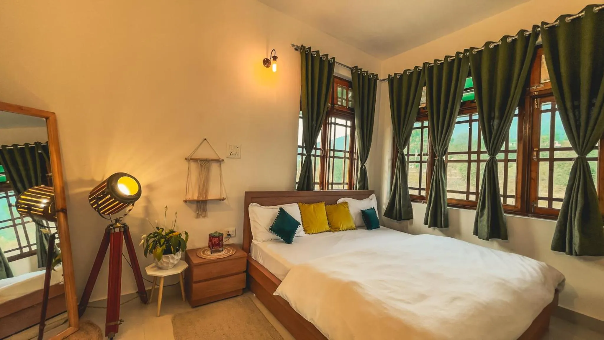 Bedroom, Bed in Flashpackers Bir - Rooms & Dorms