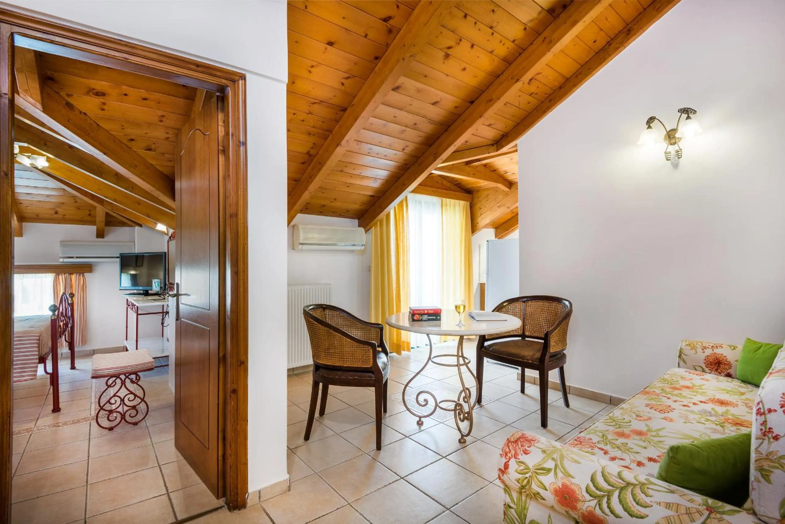 Photo of the whole room, Bed in Andreolas Luxury Suites