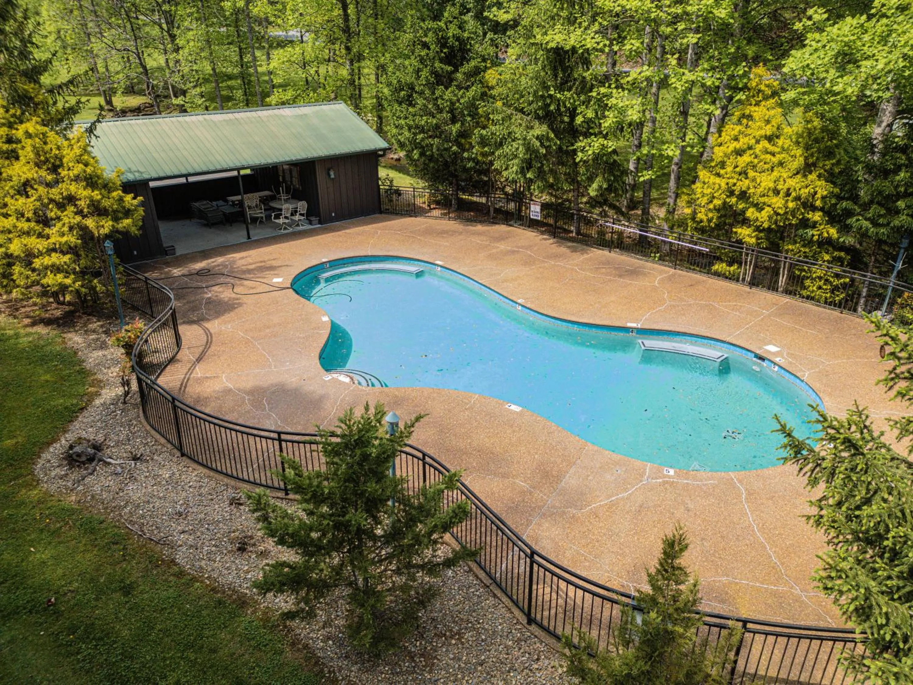 Swimming pool in Love Me Tender Studio Cabin