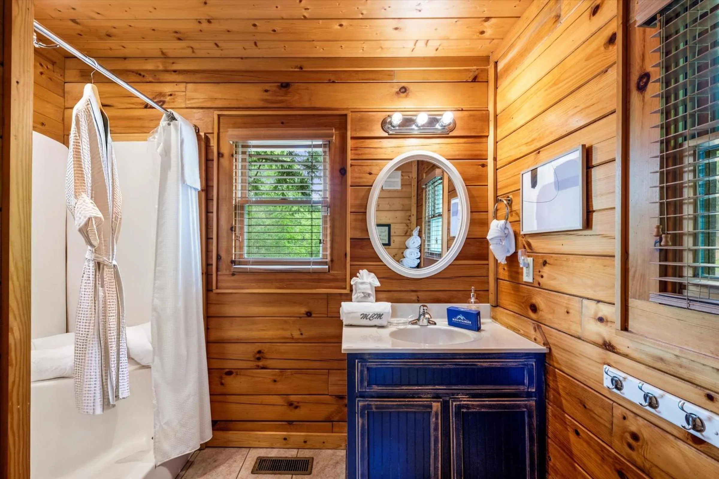 Bathroom in Love Me Tender Studio Cabin