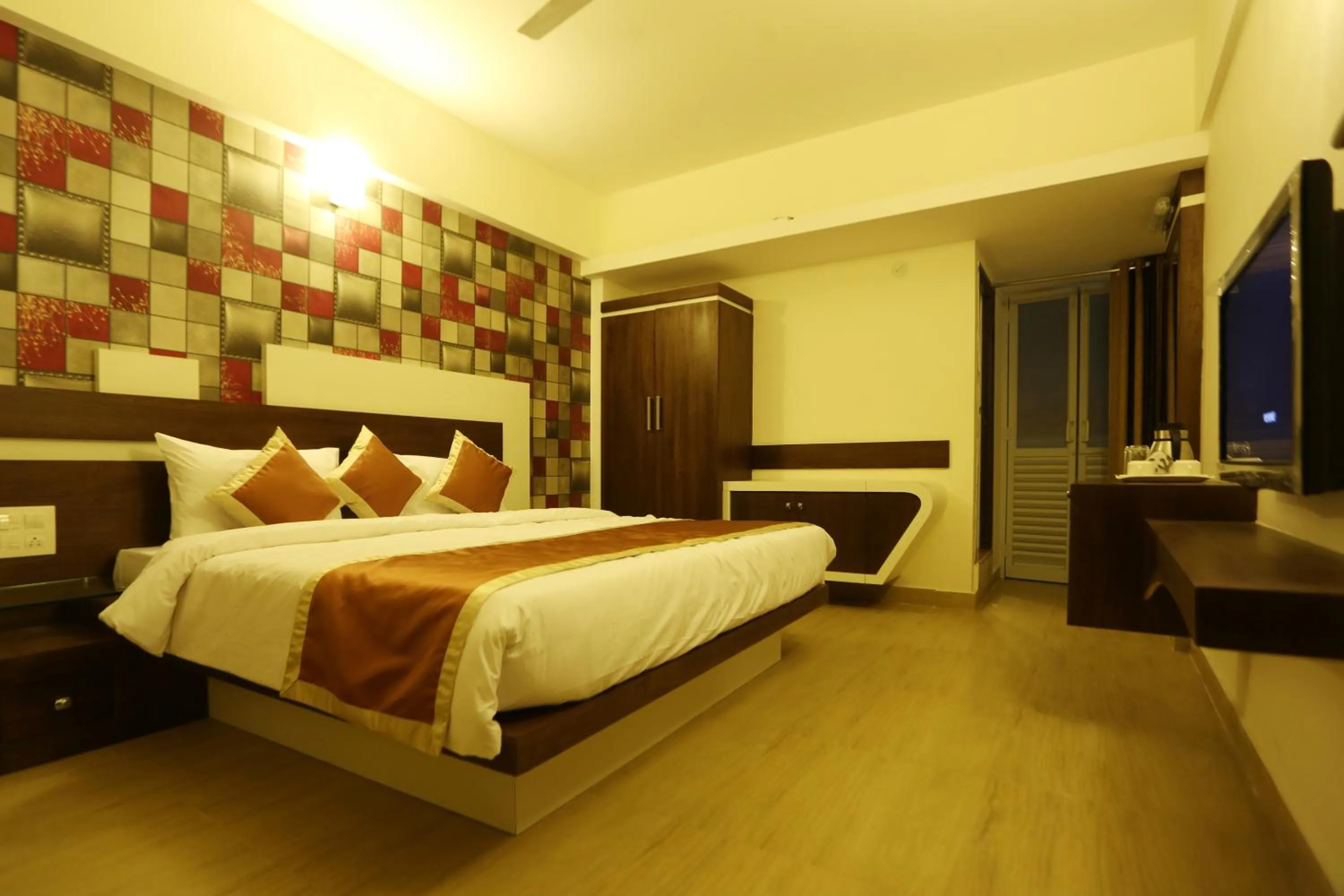 Photo of the whole room, Bed in moriz inz