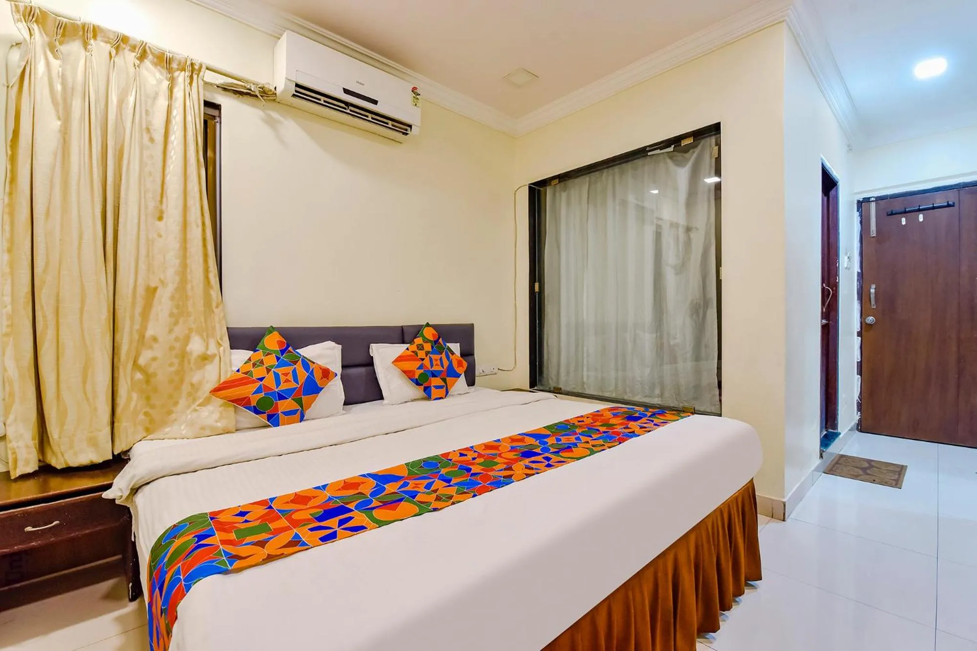 Photo of the whole room, Bed in Via Golden Wings