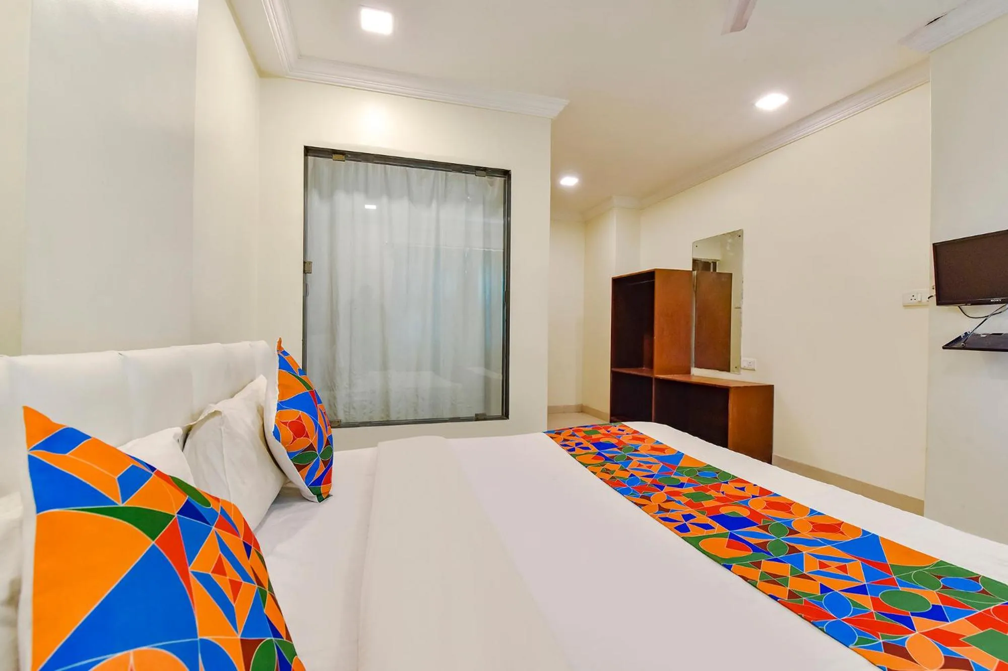 Communal lounge/ TV room, Bed in Via Golden Wings