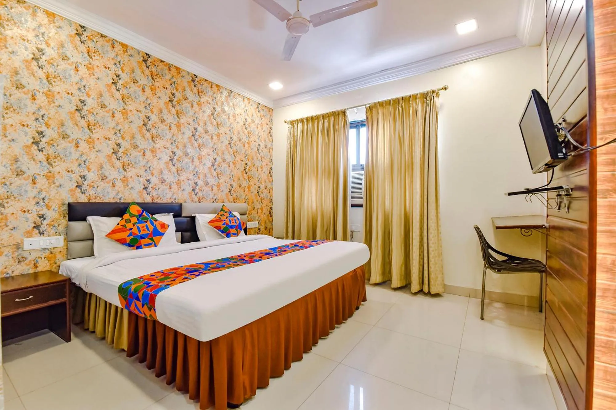 Communal lounge/ TV room, Bed in Via Golden Wings