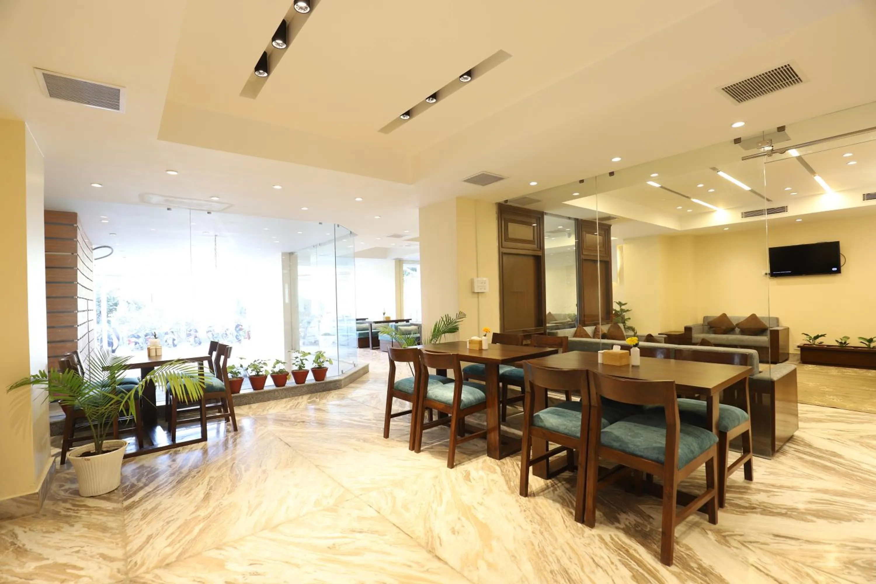 Restaurant/places to eat in Apex Business Hotel - Tribhuvan International Airport, Kathmandu