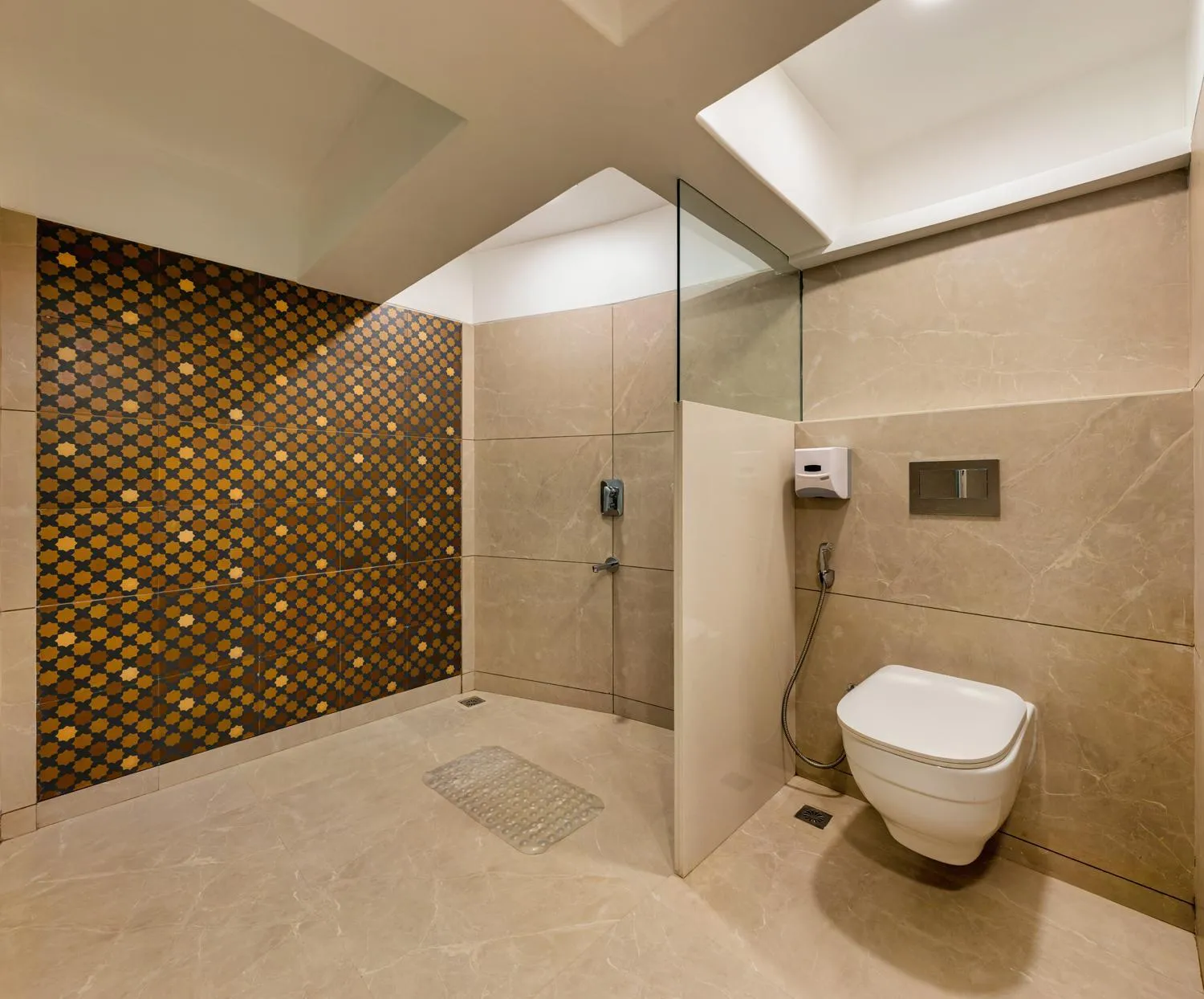 Shower in Hotel Landmark By Pai