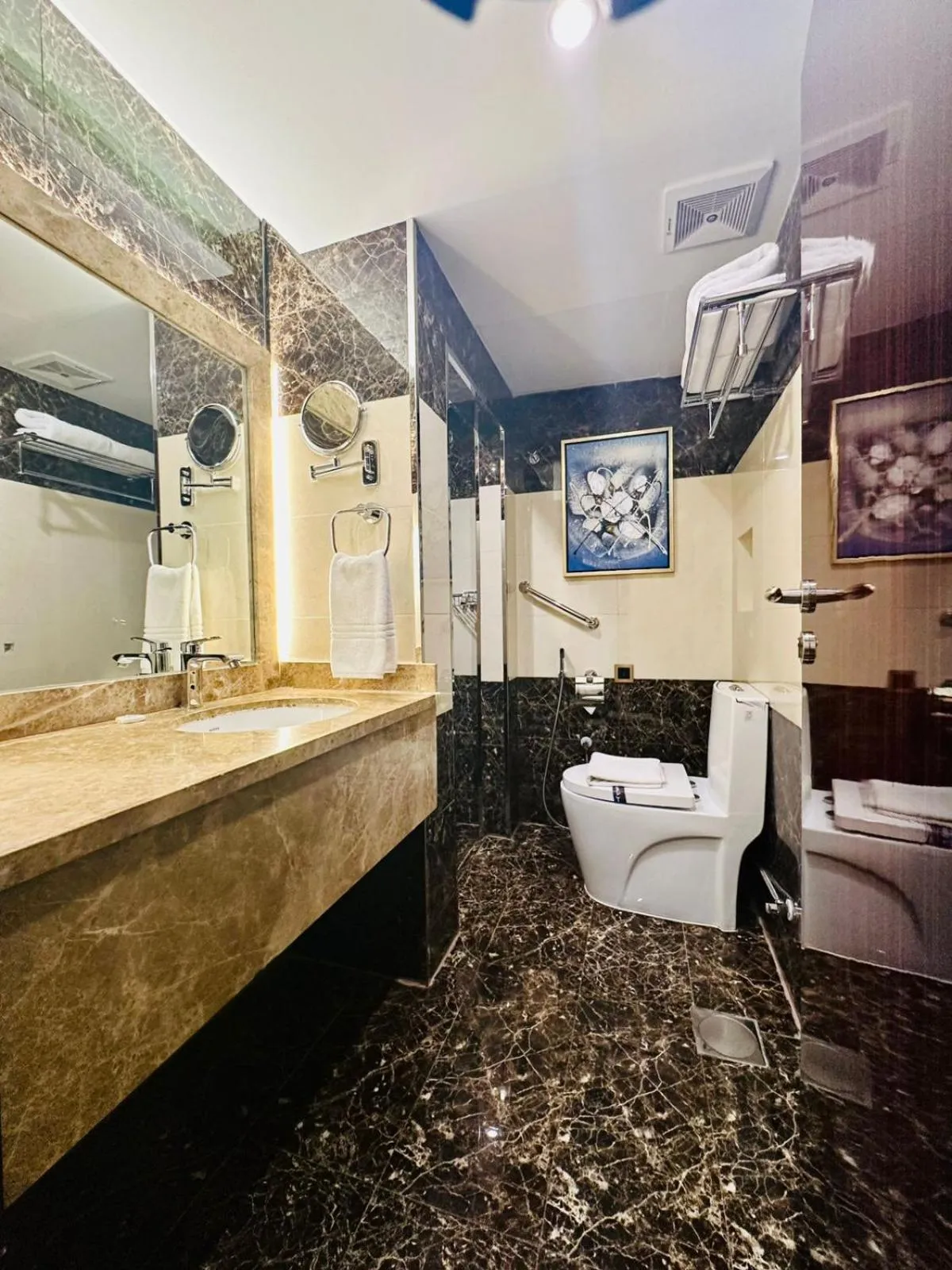 Bathroom in Al Ertiqaa Hotel