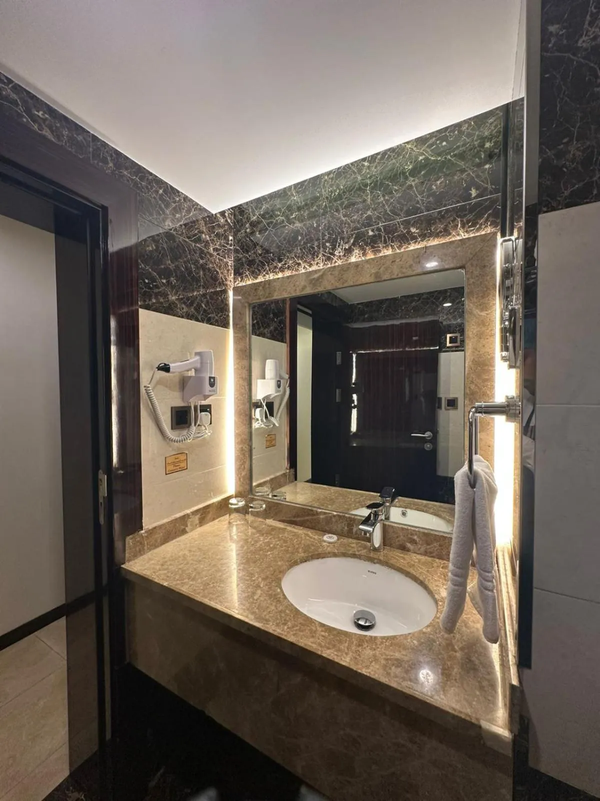 Bathroom in Al Ertiqaa Hotel