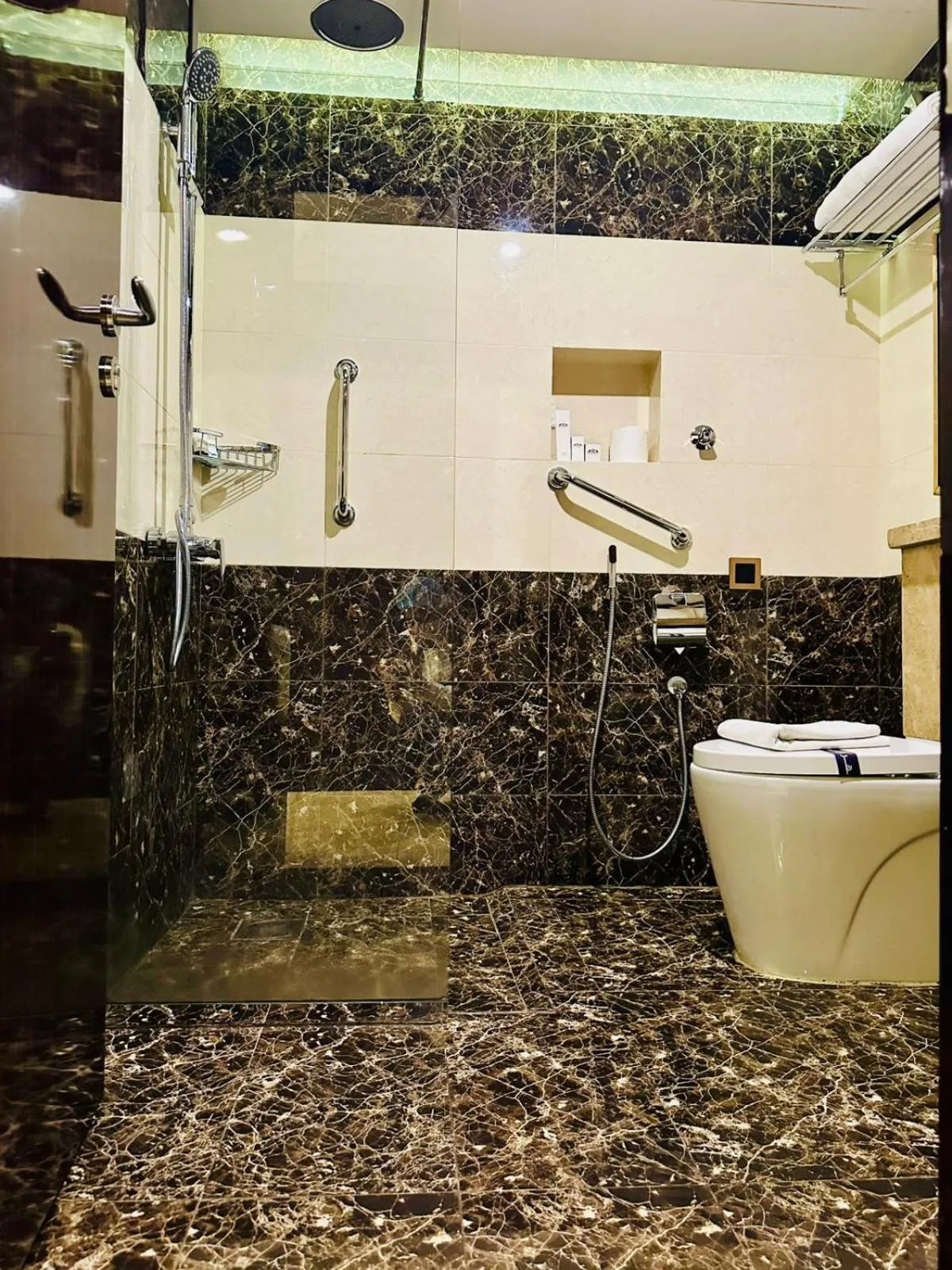 Bathroom in Al Ertiqaa Hotel