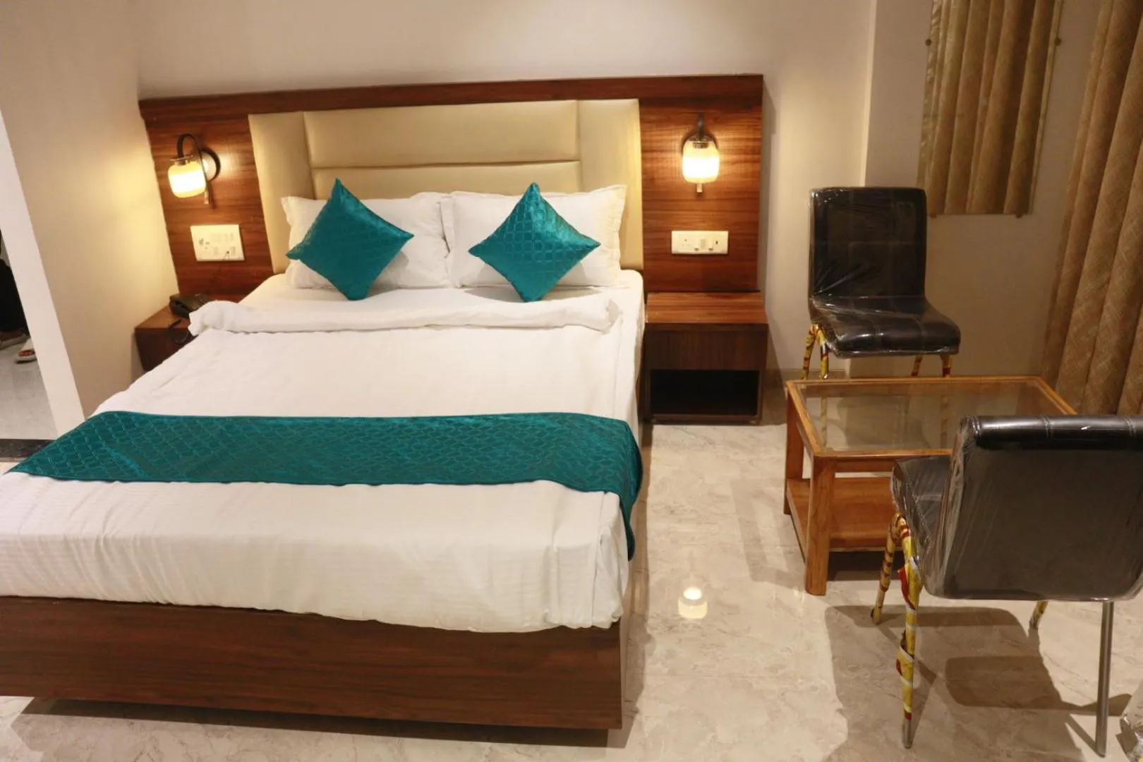 Living room, Bed in Hotel Candor Amigo Airoli Mind Space