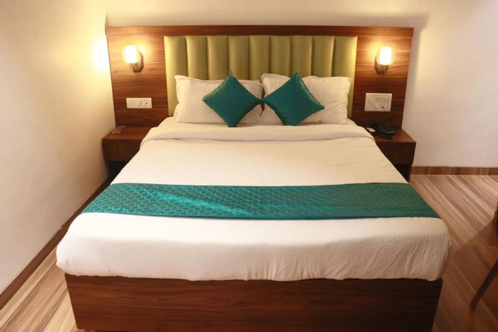 Bedroom, Bed in Hotel Candor Amigo Airoli Mind Space