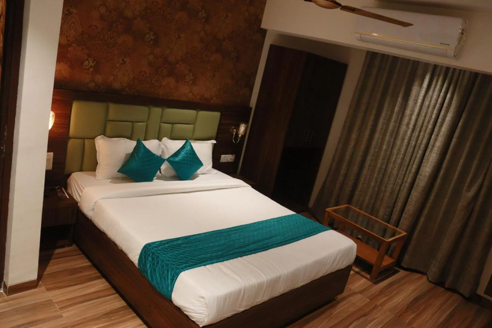 Bedroom, Bed in Hotel Candor Amigo Airoli Mind Space