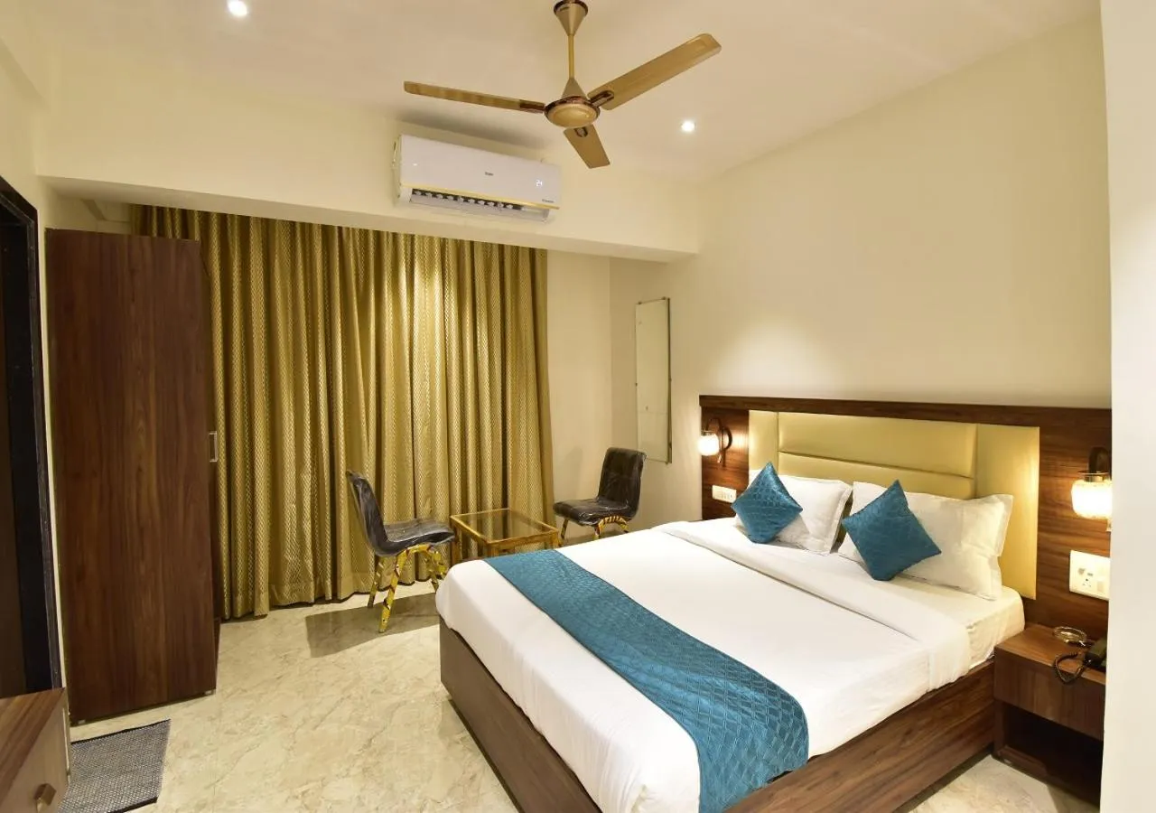 Bedroom, Bed in Hotel Candor Amigo Airoli Mind Space