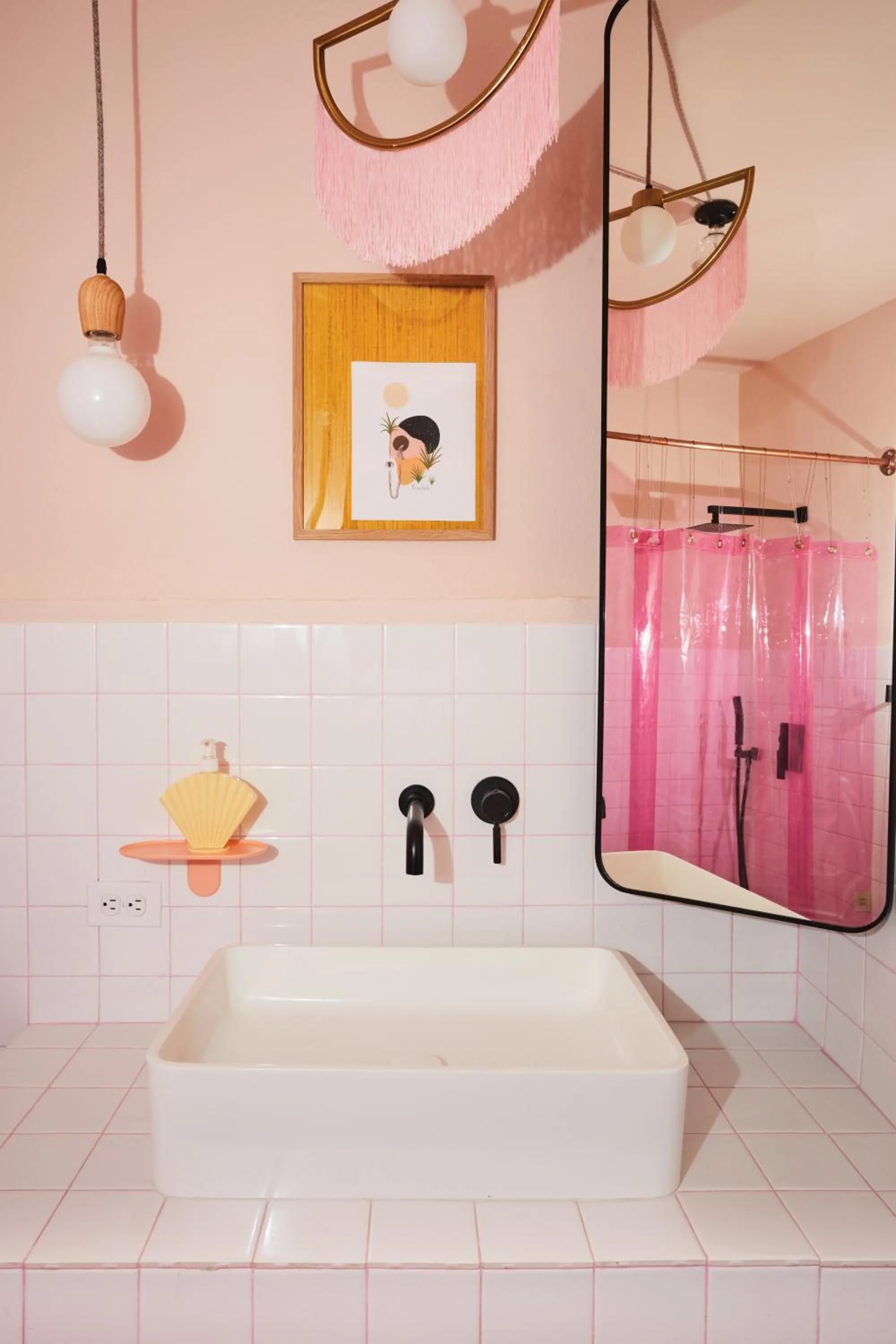 Shower in MOOD HAUS by DW - 70's Retro Stays