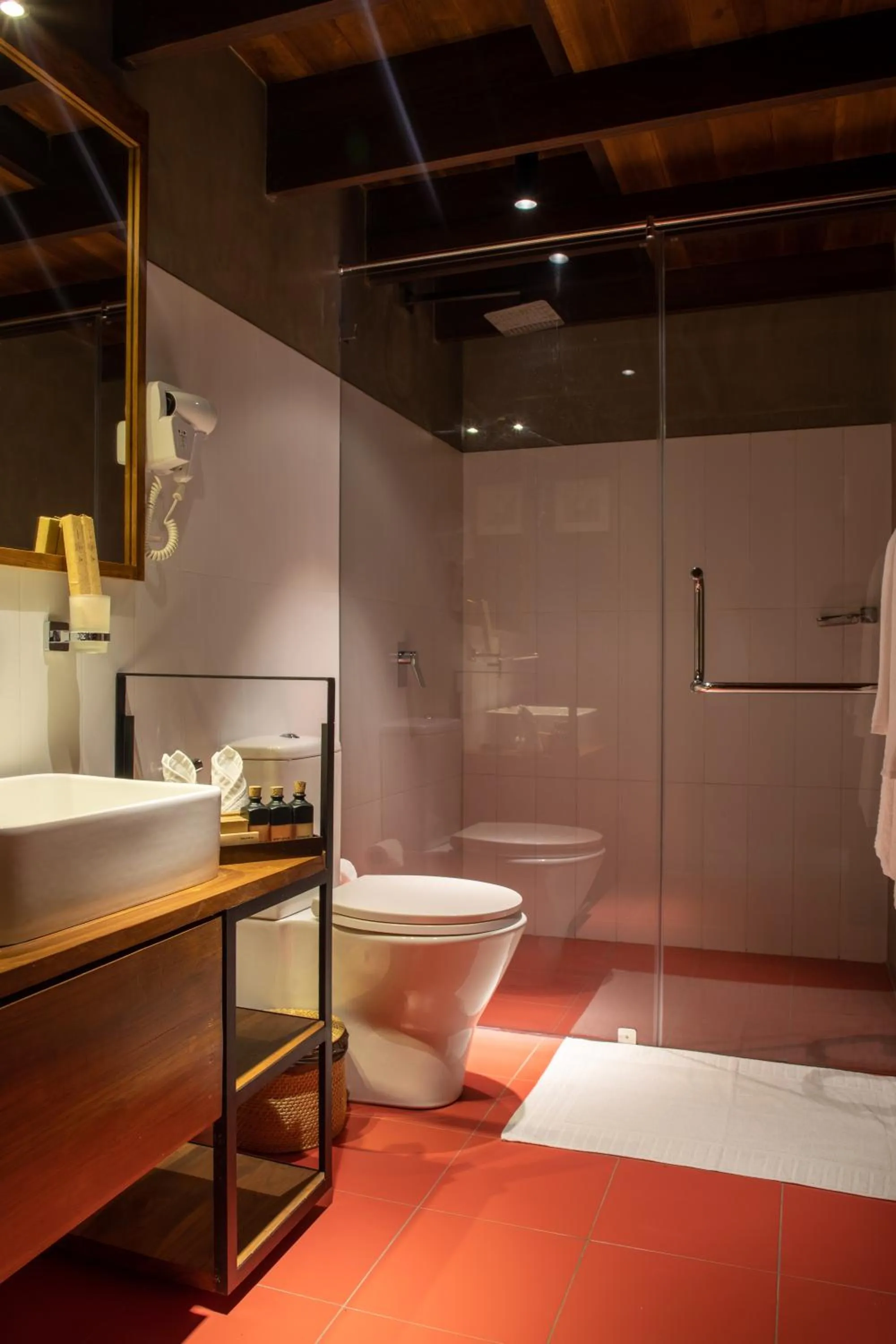 Shower in Lake Avenue Hotel Kandy