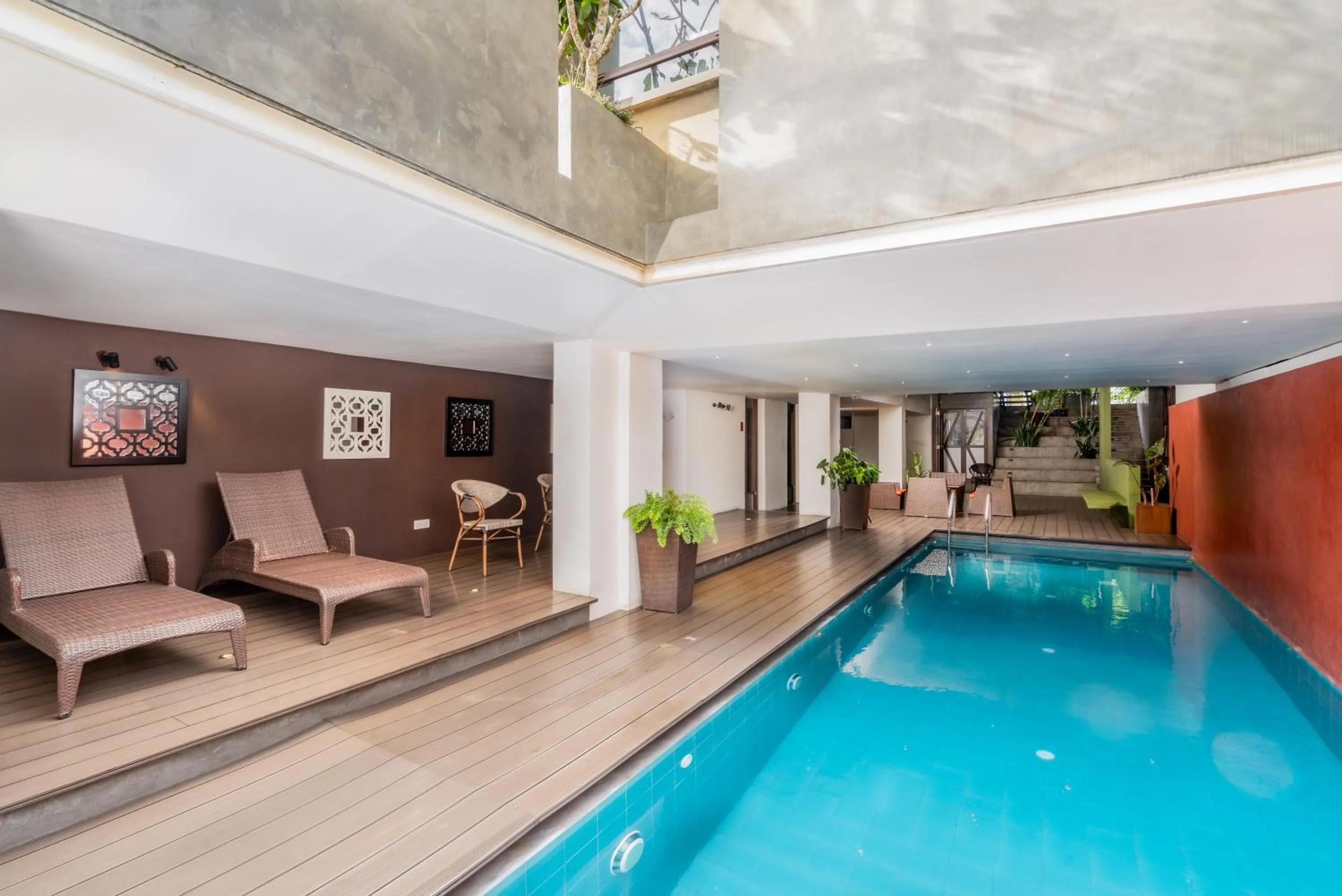 Swimming pool in Lake Avenue Hotel Kandy