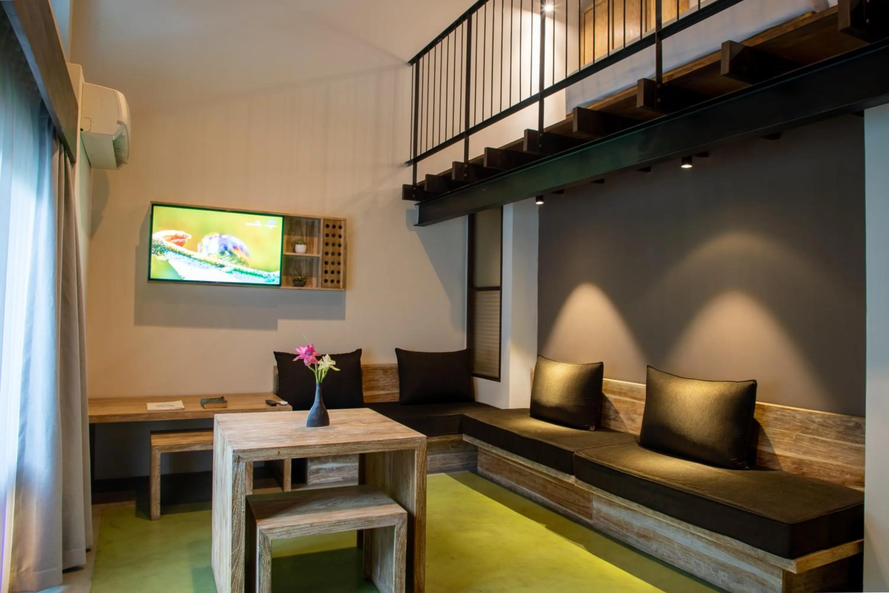 Communal lounge/ TV room in Lake Avenue Hotel Kandy