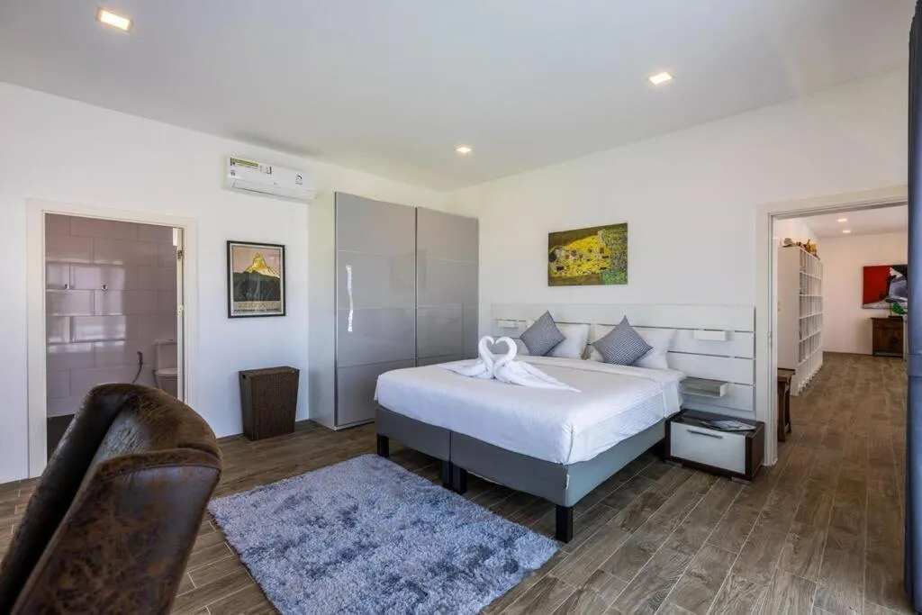 Bed in Modern 3 bedroom Pool Villa PG19