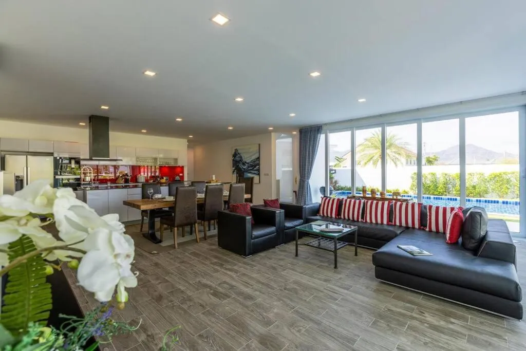 Modern 3 bedroom Pool Villa PG19