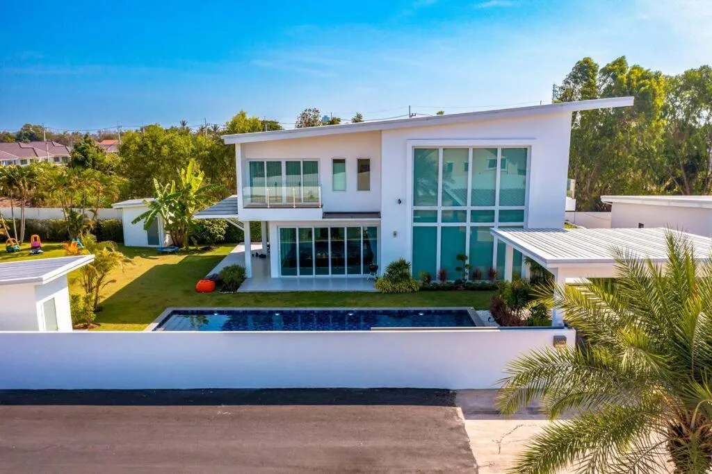 Modern 3 bedroom Pool Villa PG19