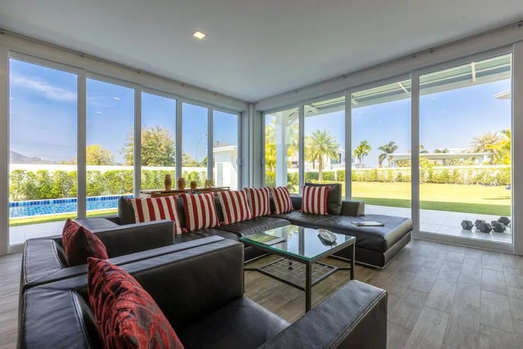 Modern 3 bedroom Pool Villa PG19