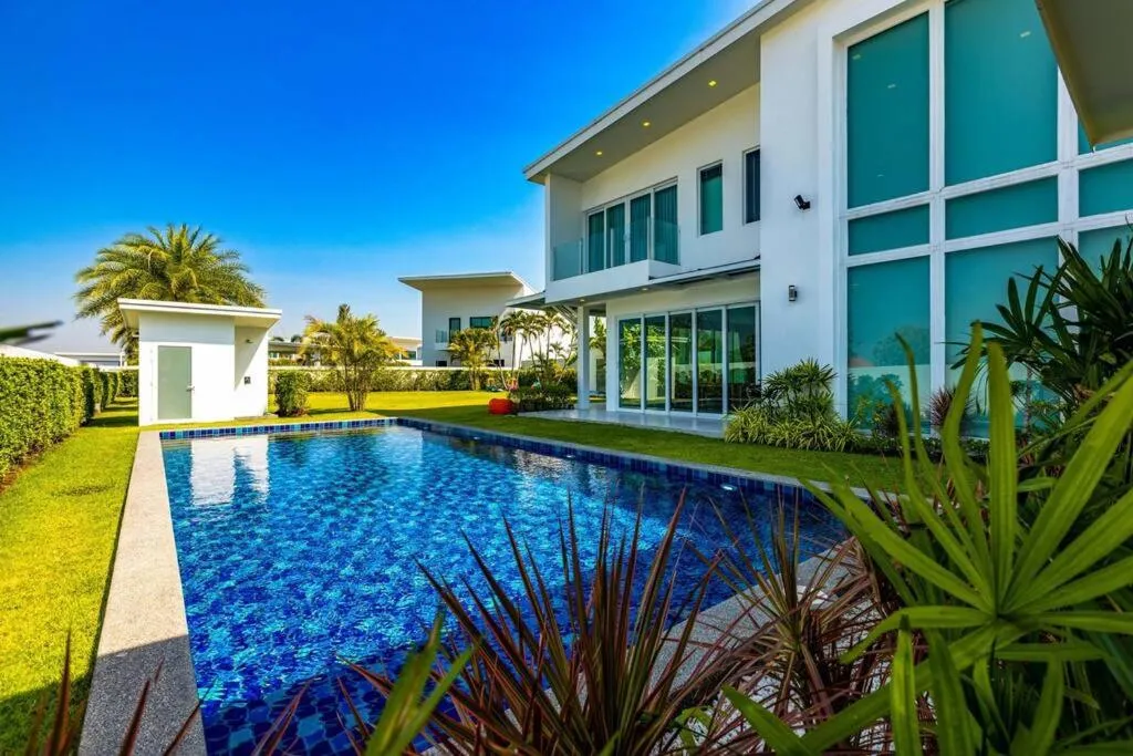 Modern 3 bedroom Pool Villa PG19