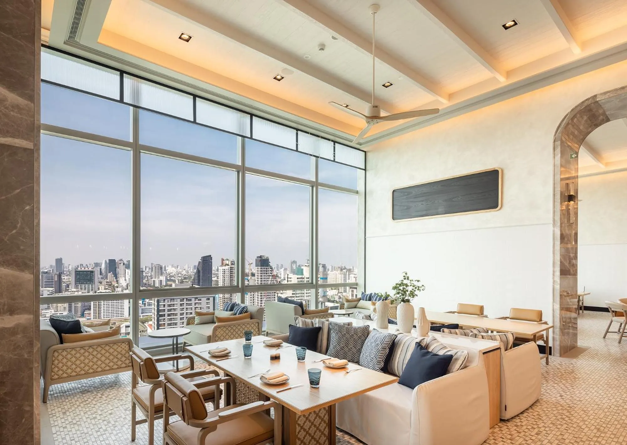 Restaurant/places to eat in Eastin Grand Hotel Phayathai