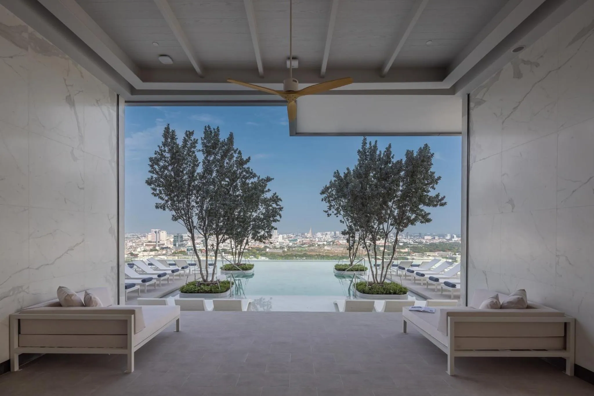 Swimming pool in Eastin Grand Hotel Phayathai