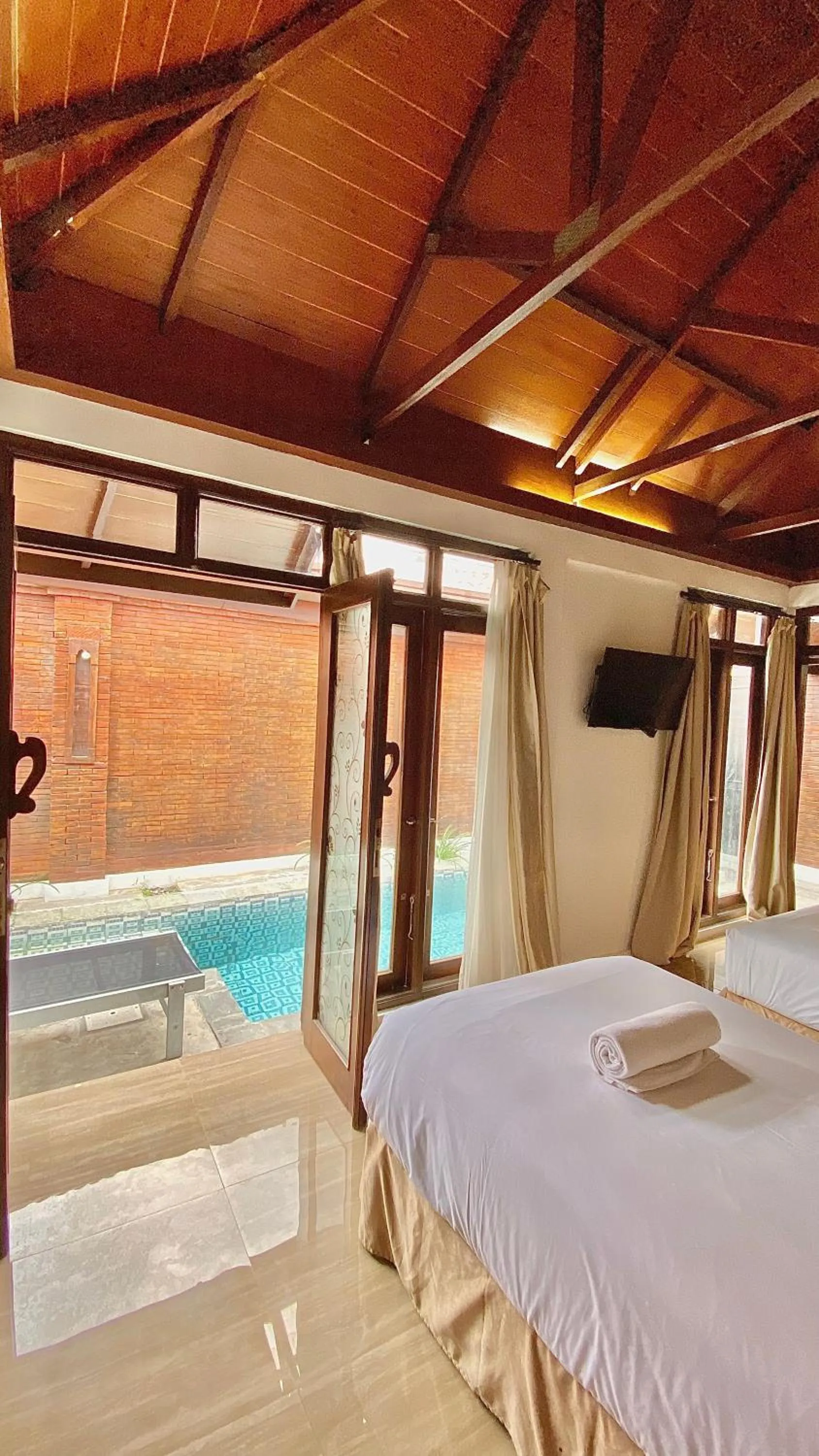 Bed in chrome hotel & resort solo