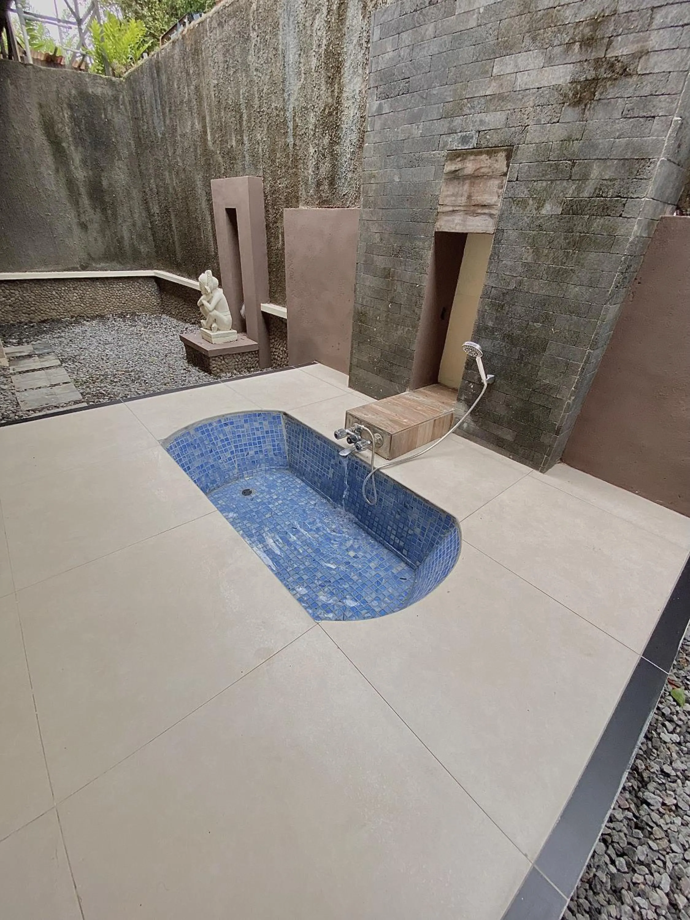 chrome hotel & resort solo