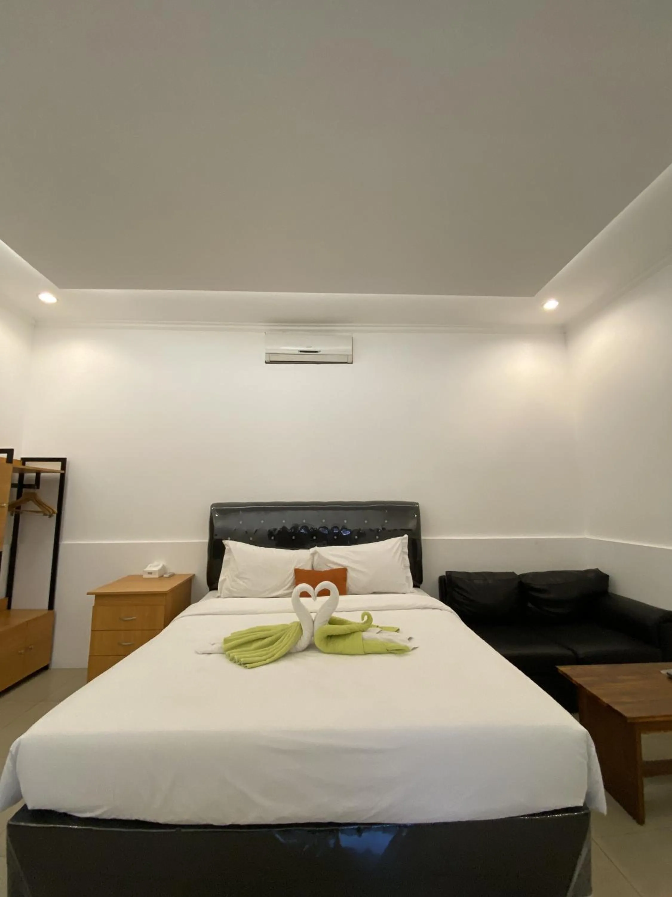 Bed in chrome hotel & resort solo