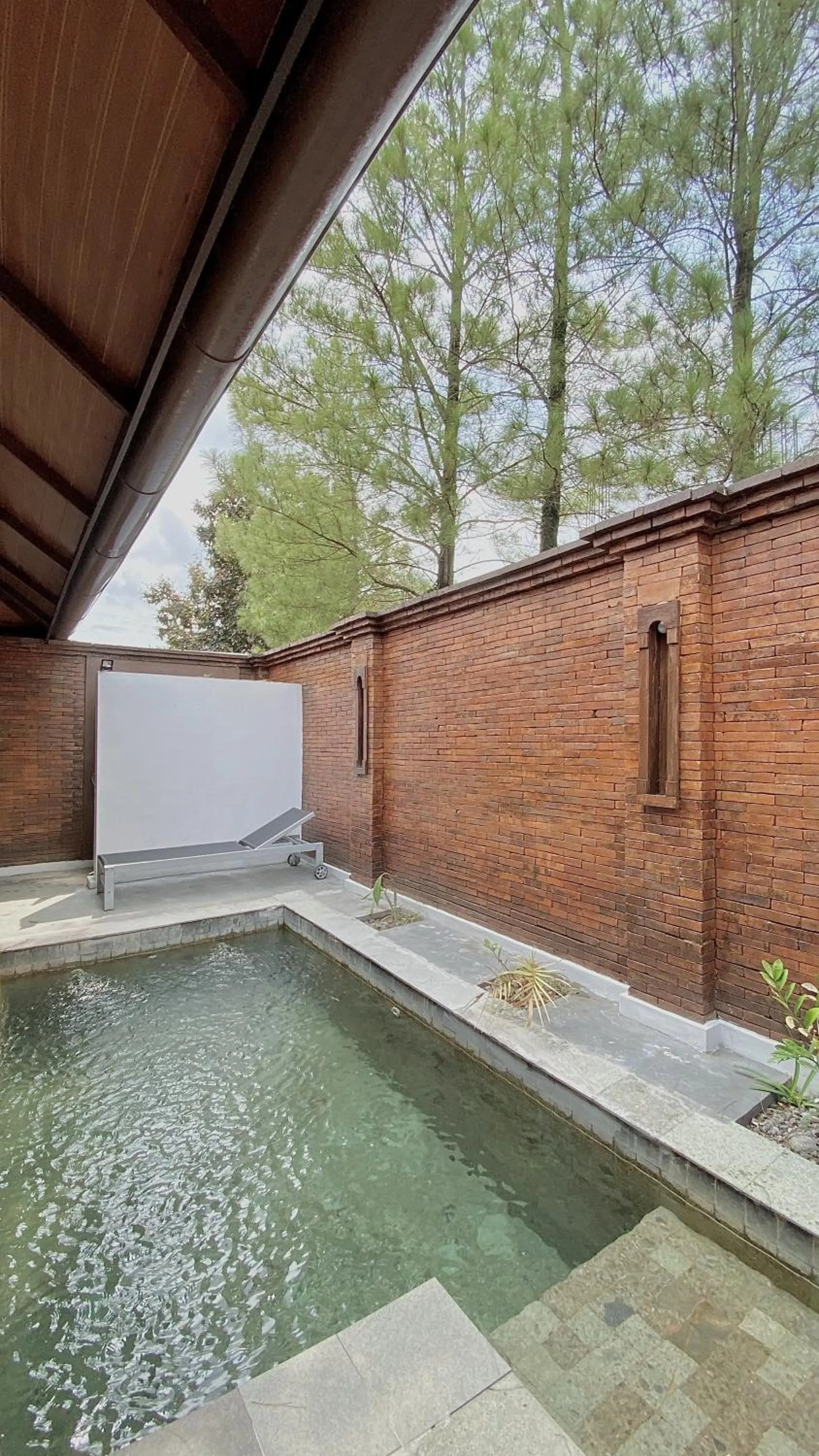 chrome hotel & resort solo