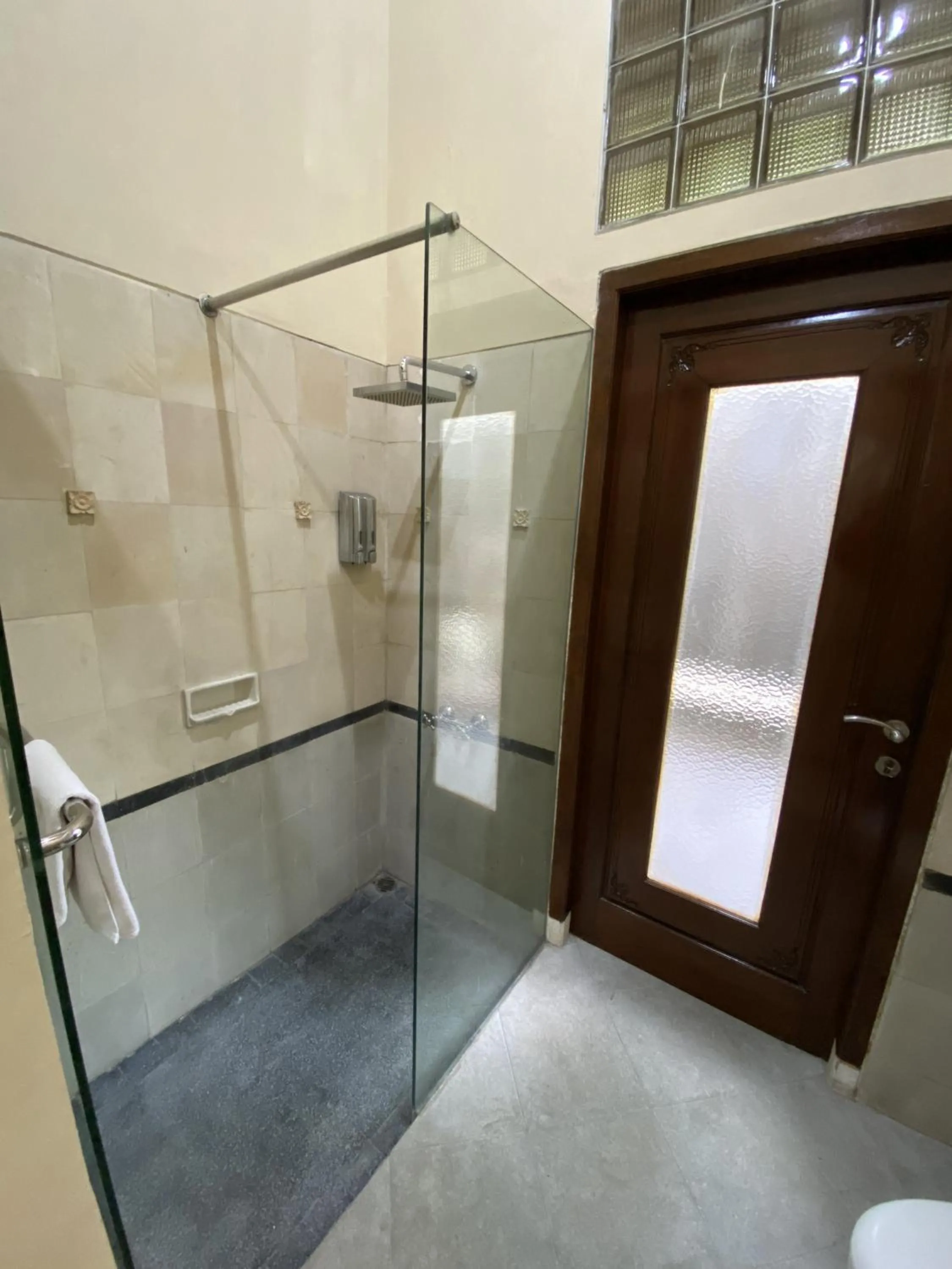 chrome hotel & resort solo