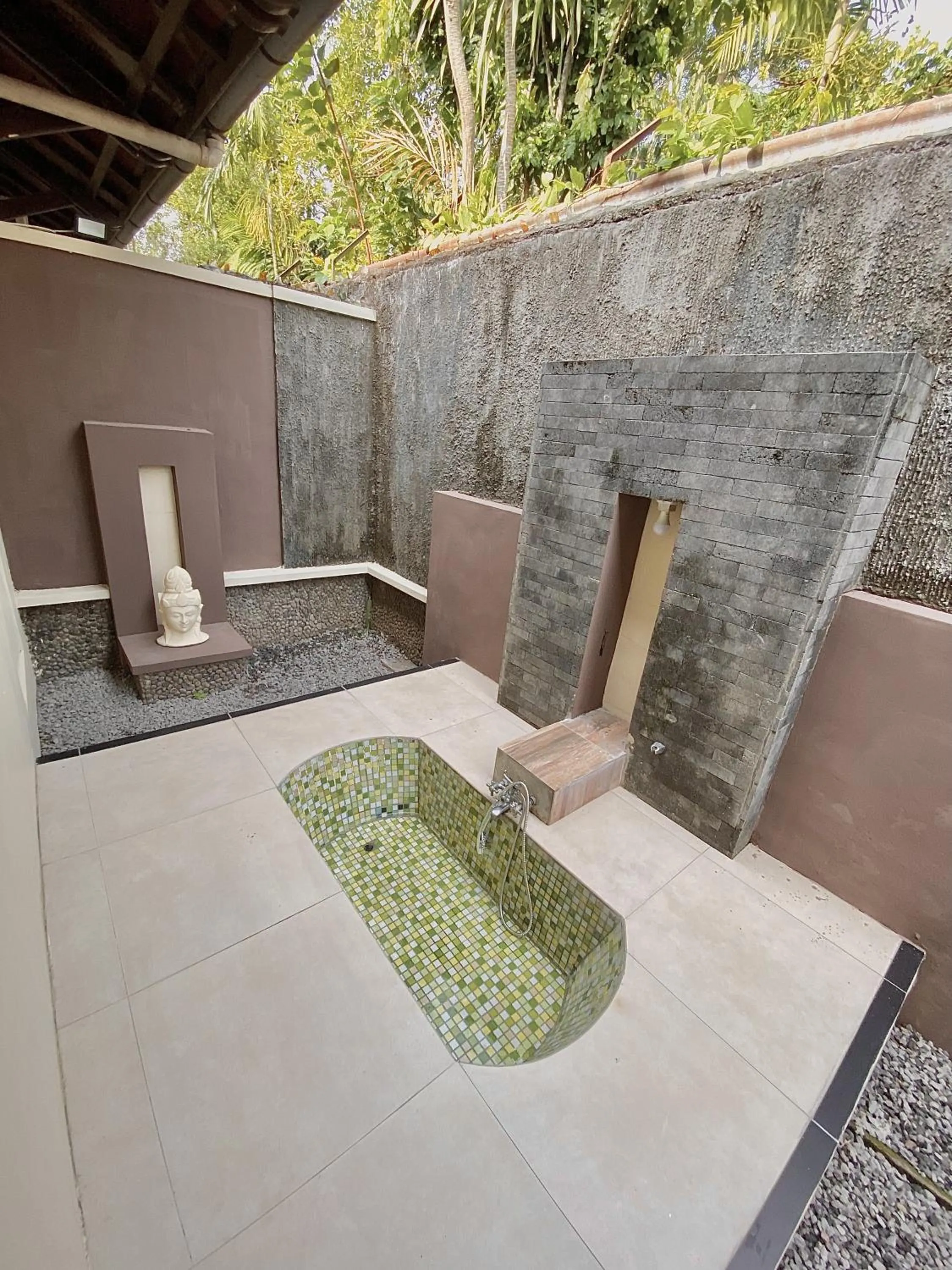 chrome hotel & resort solo