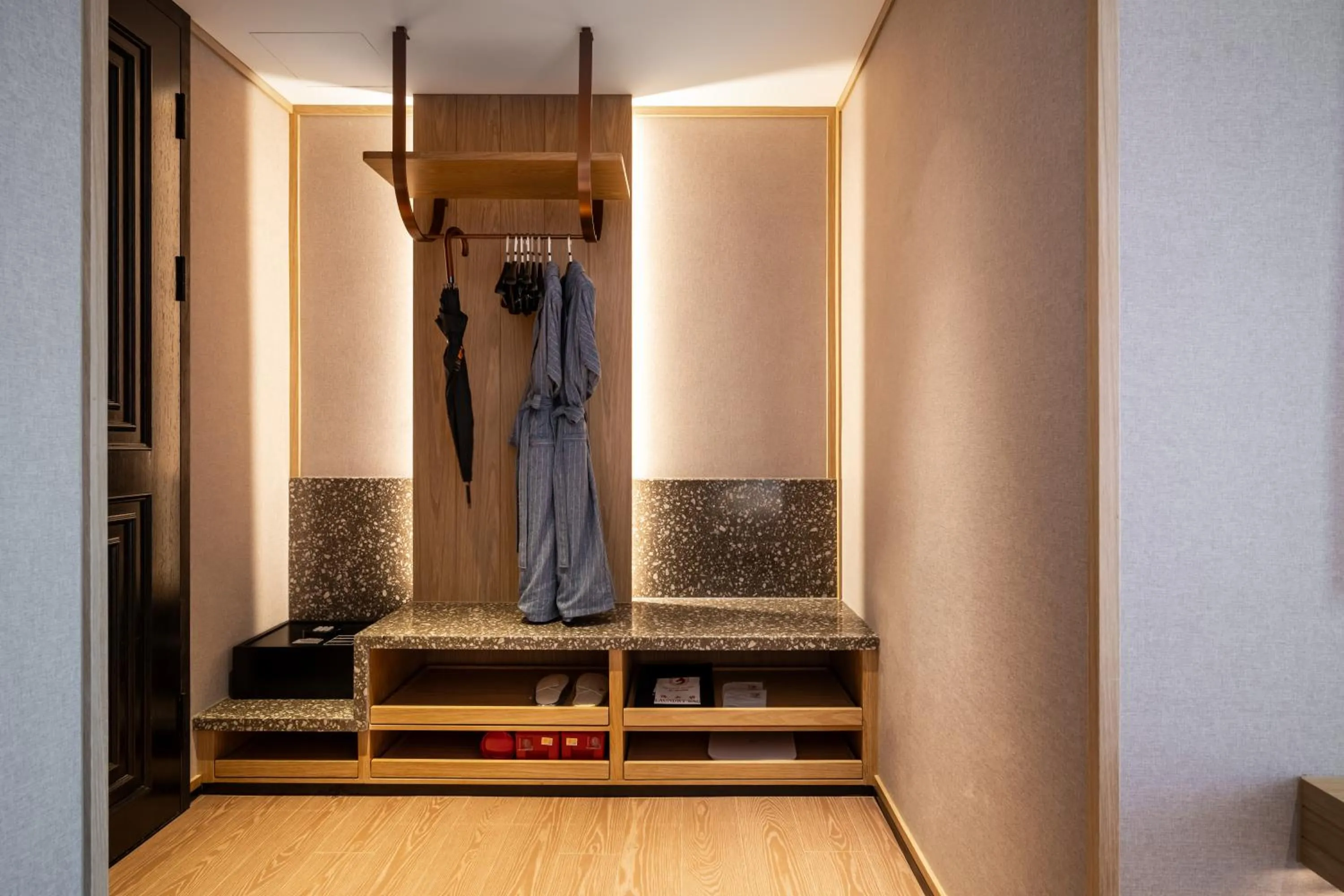 wardrobe in Arthur Hotel Luogang Xiangang Metro Guangzhou-Free Breakfast and Free Afternoon Tea
