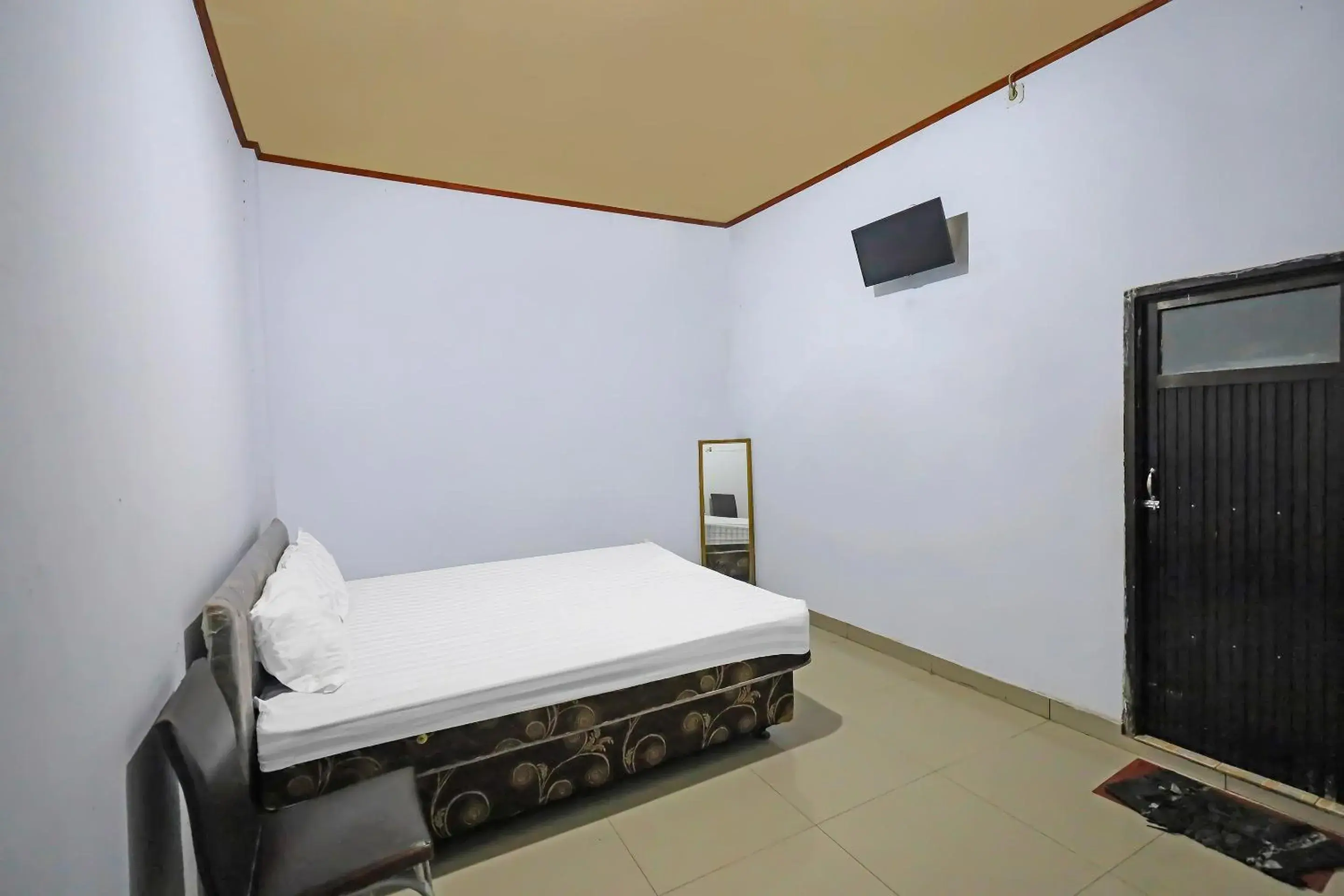 Budget Double Room in Hotel O Penginapan Metro Parepare Budget Double Room in Hotel O Penginapan Metro Parepare