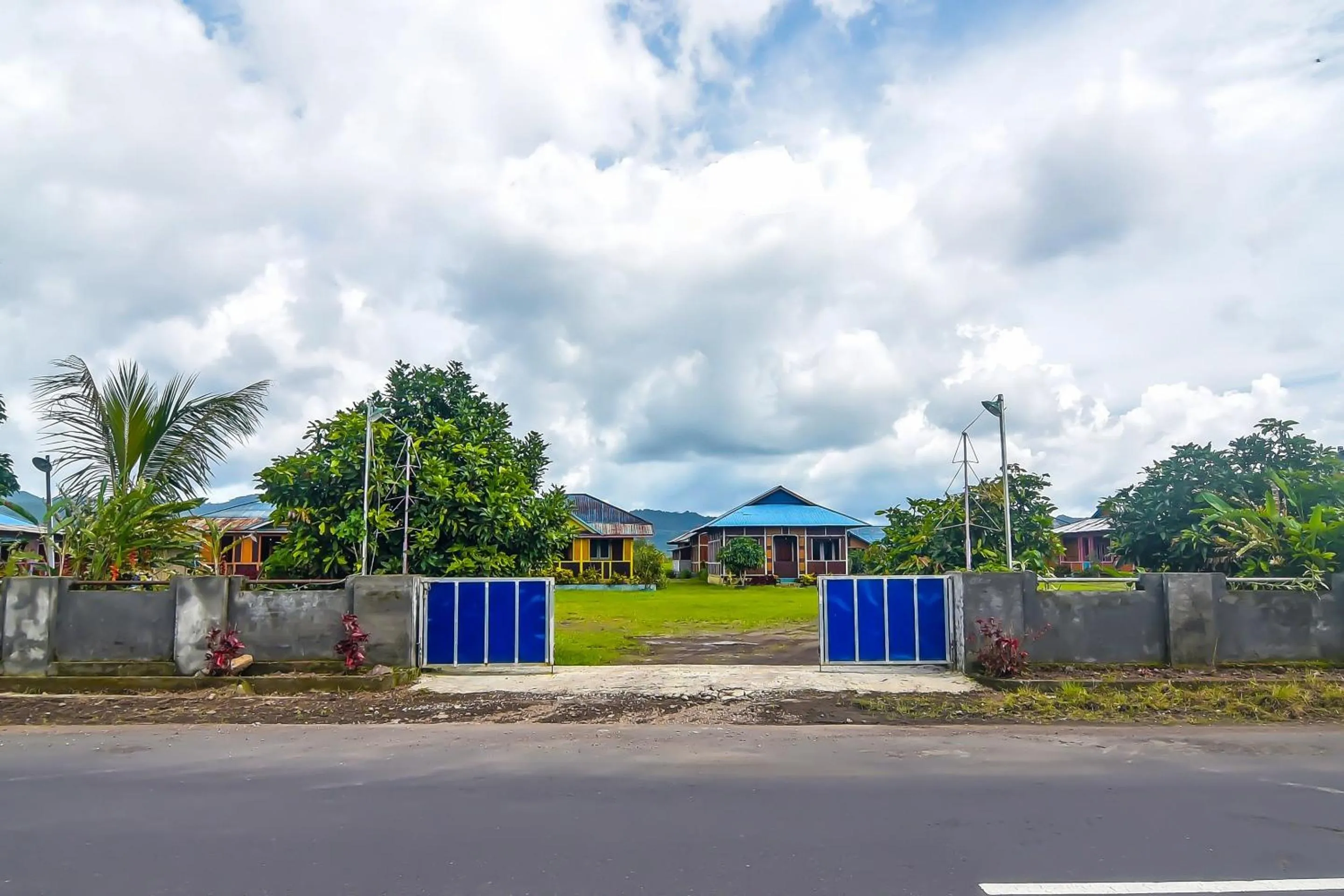 Facade/entrance in Hotel O Filadelfia Resto & Penginapan Near Benteng Moraya