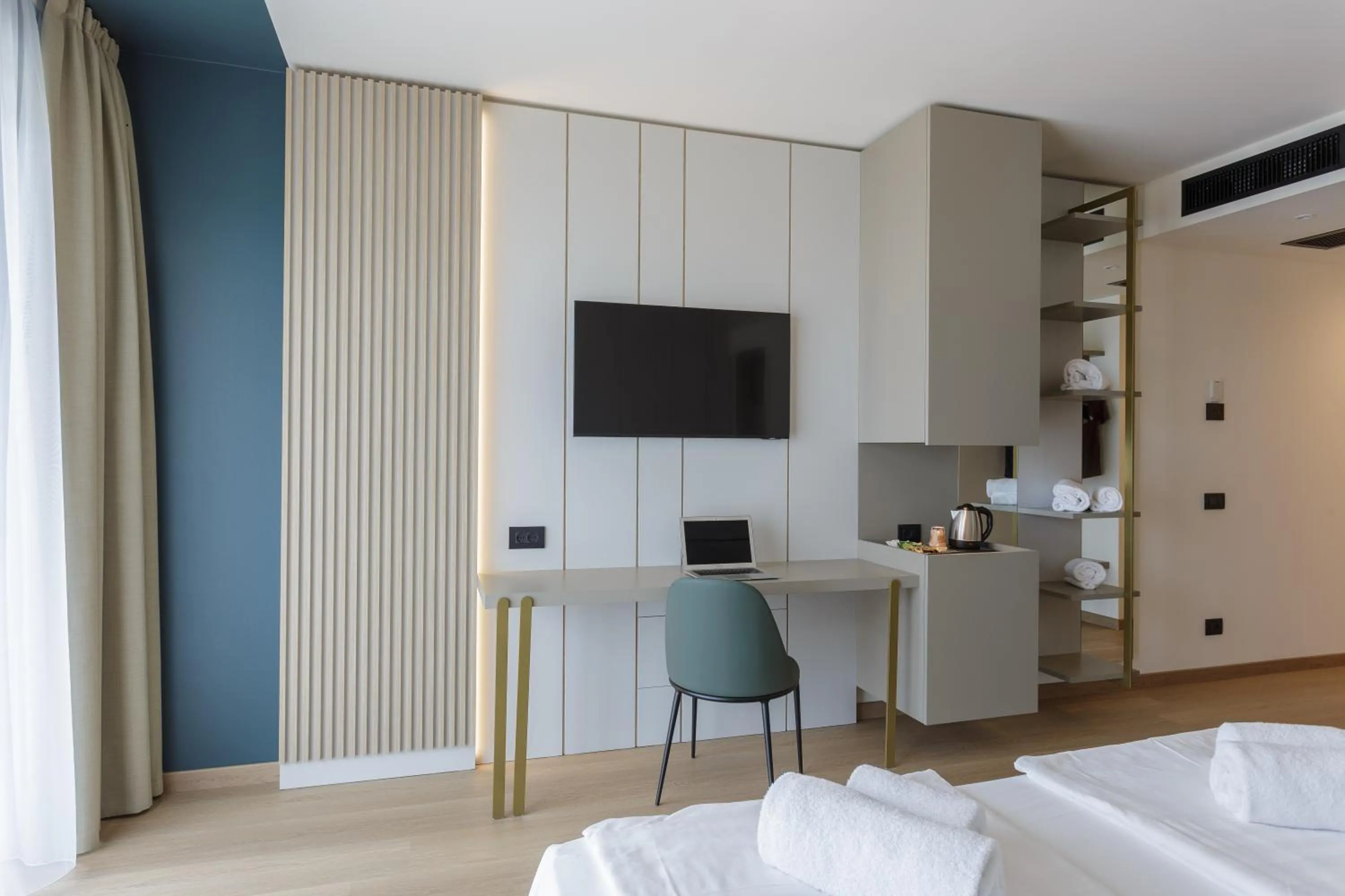 TV and multimedia, Bed in Hotel Drago - Garda Lake Collection