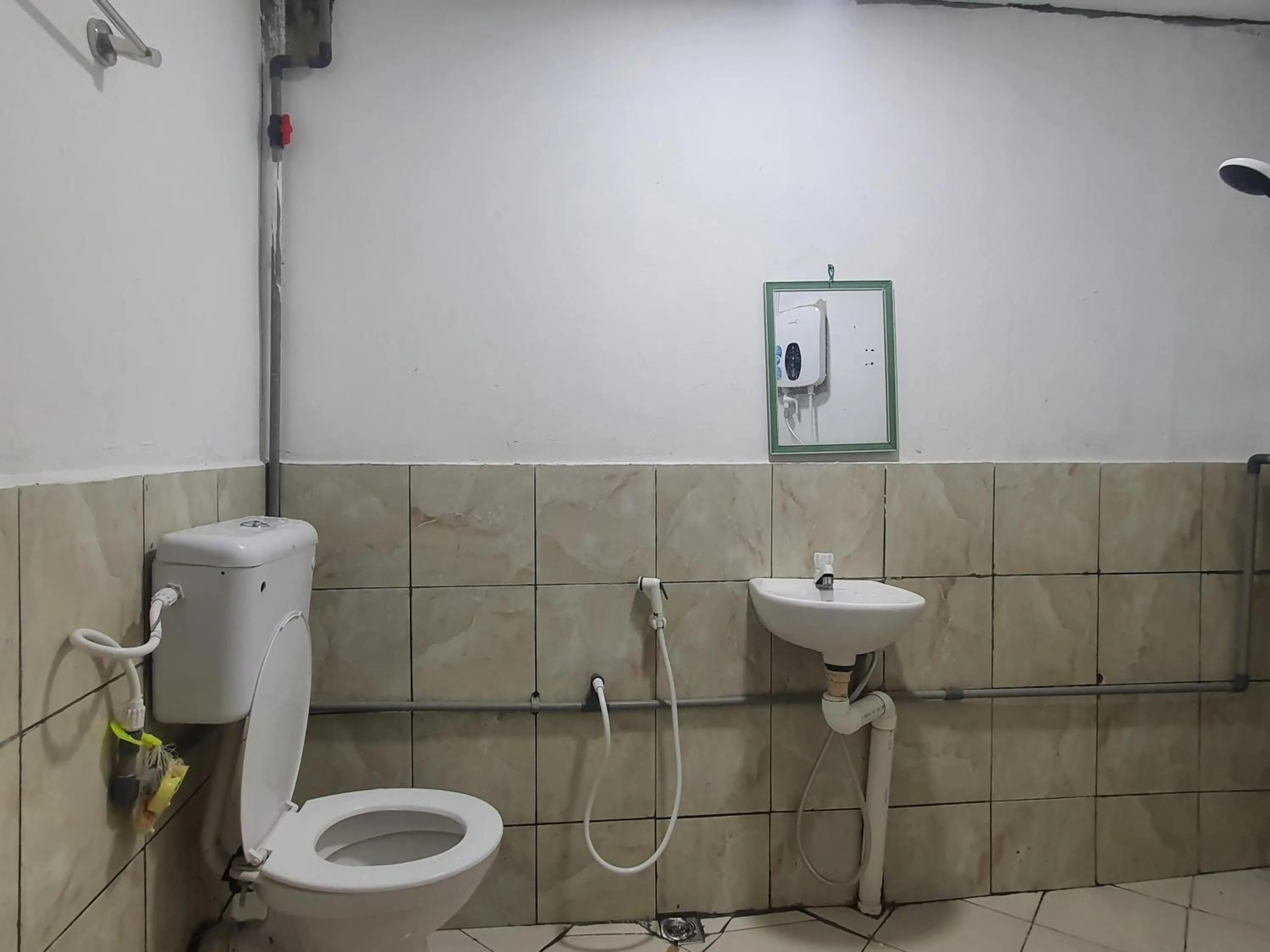 Bathroom in Hotel O Green Leaf Guest Lodge Kk