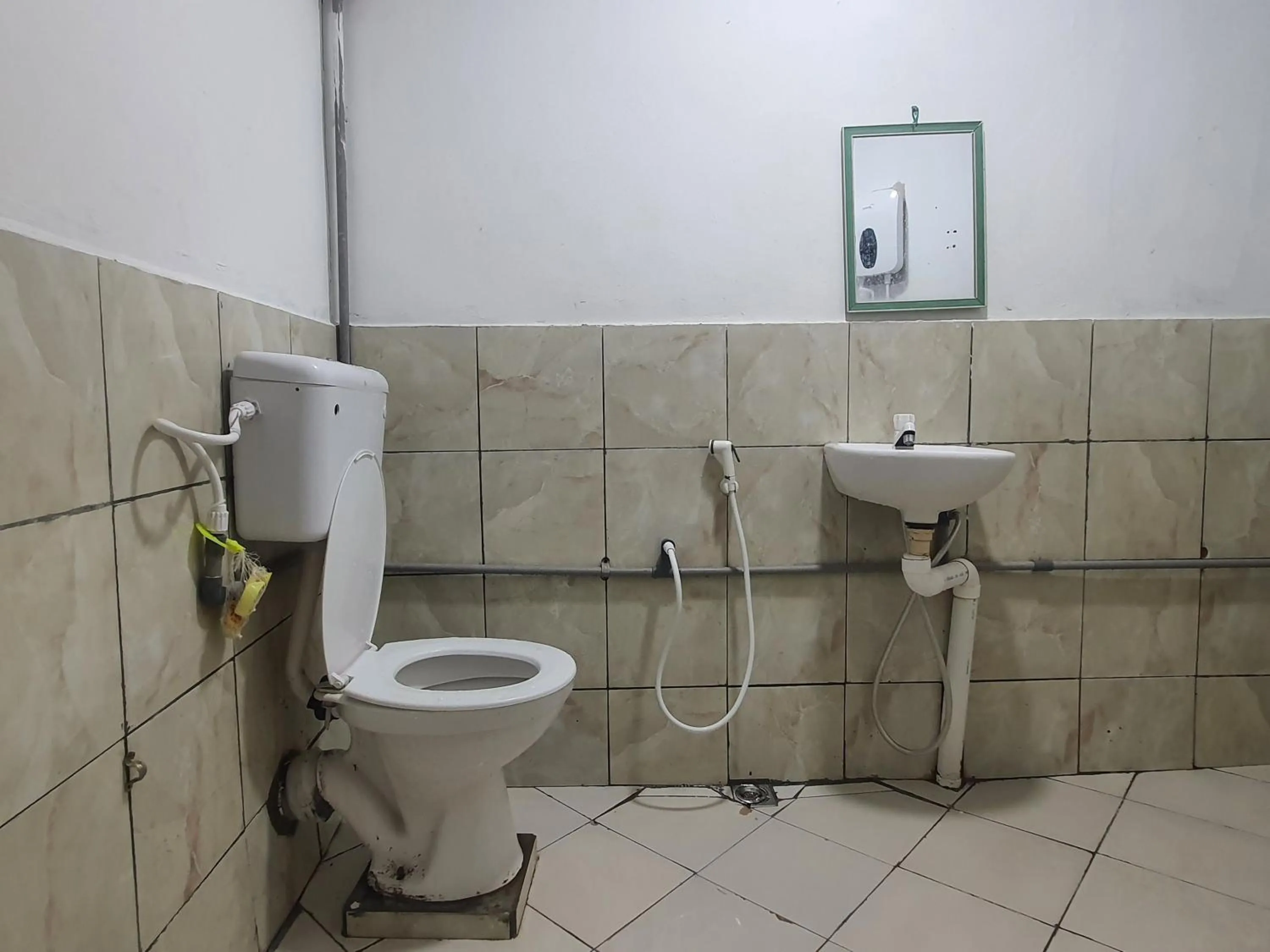 Bathroom in Hotel O Green Leaf Guest Lodge Kk